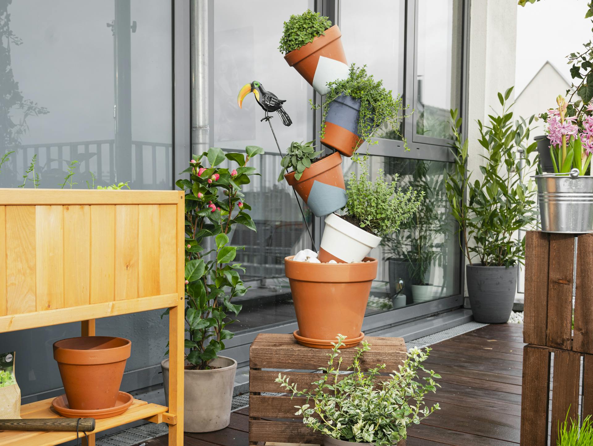 Torre di vasi per erbe aromatiche sul balcone