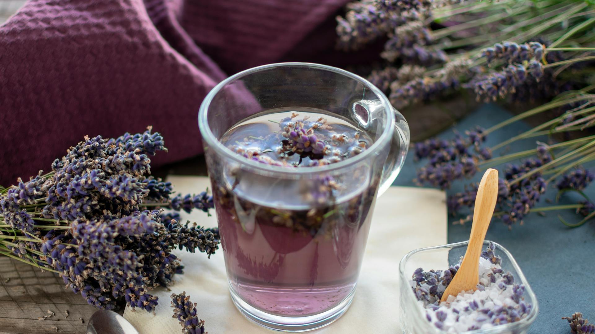 Varené levanduľové kvety v nádobe.