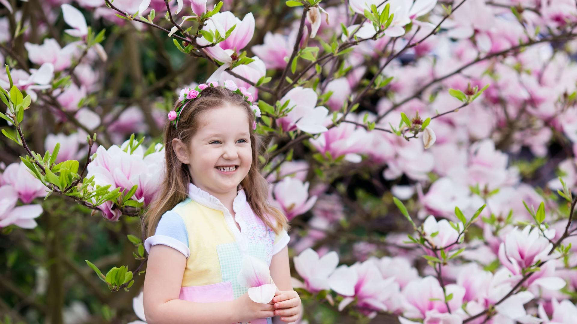 Mädchen vor Magnolienbaum
