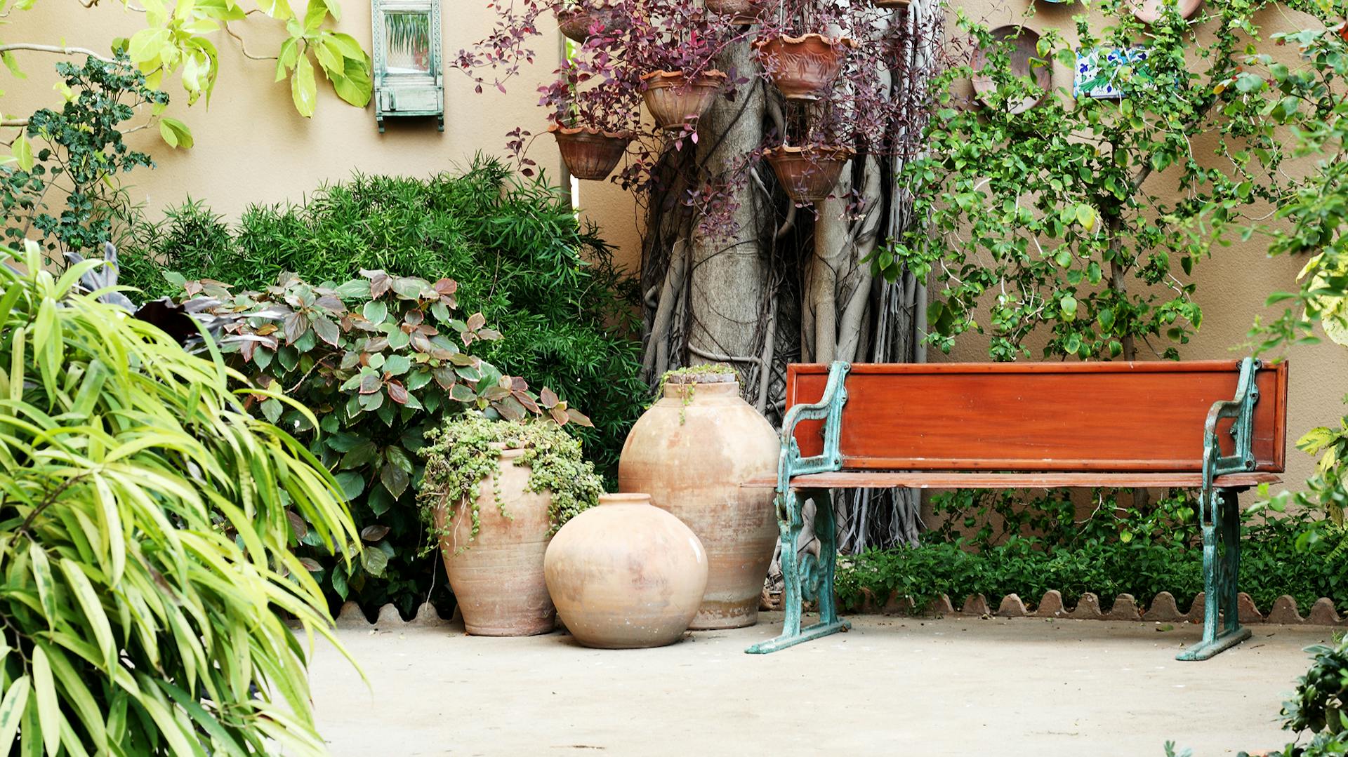 Středomořská terasa s lavičkou a terakotovými květináči