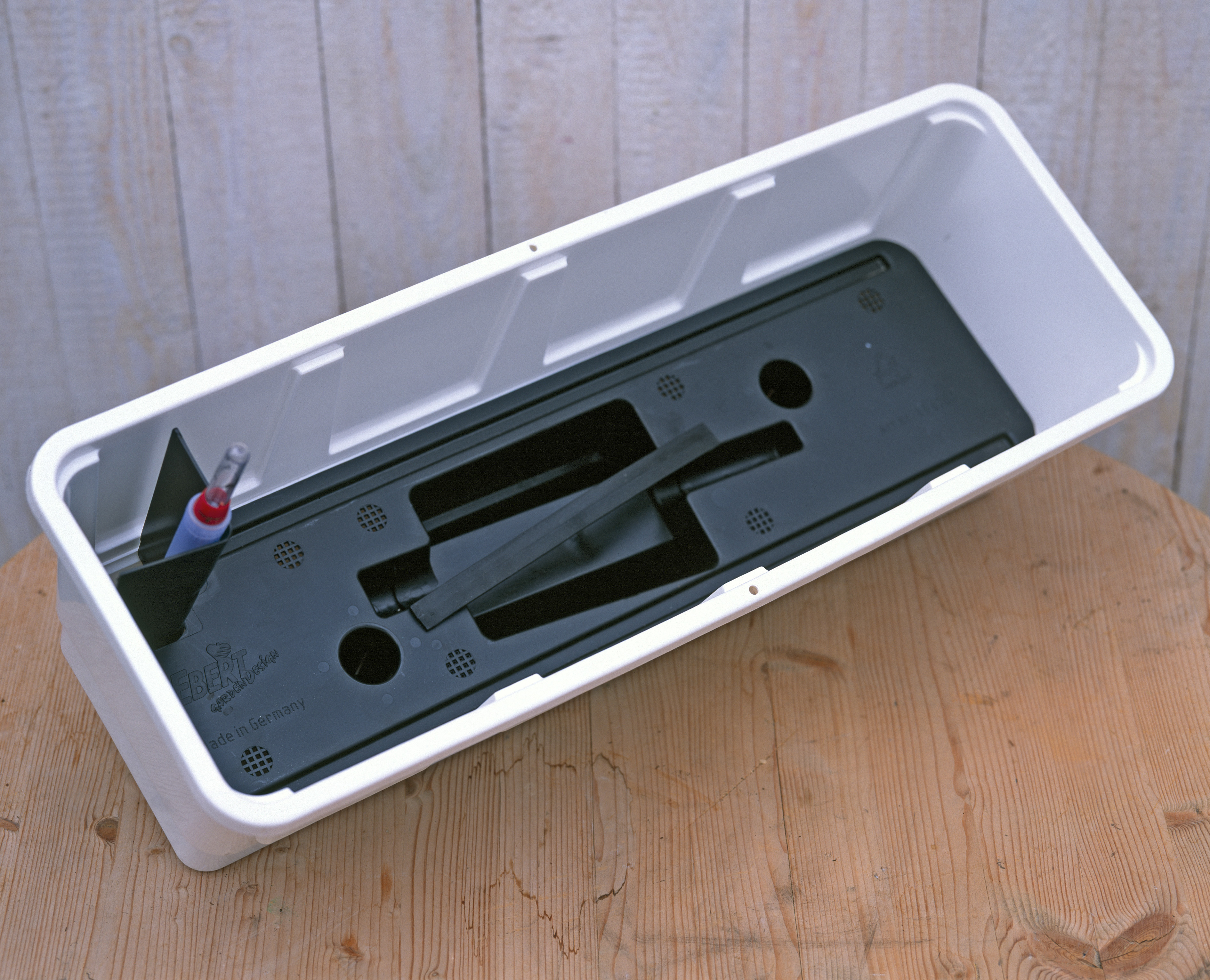 Virágláda beépített víztartállyal.