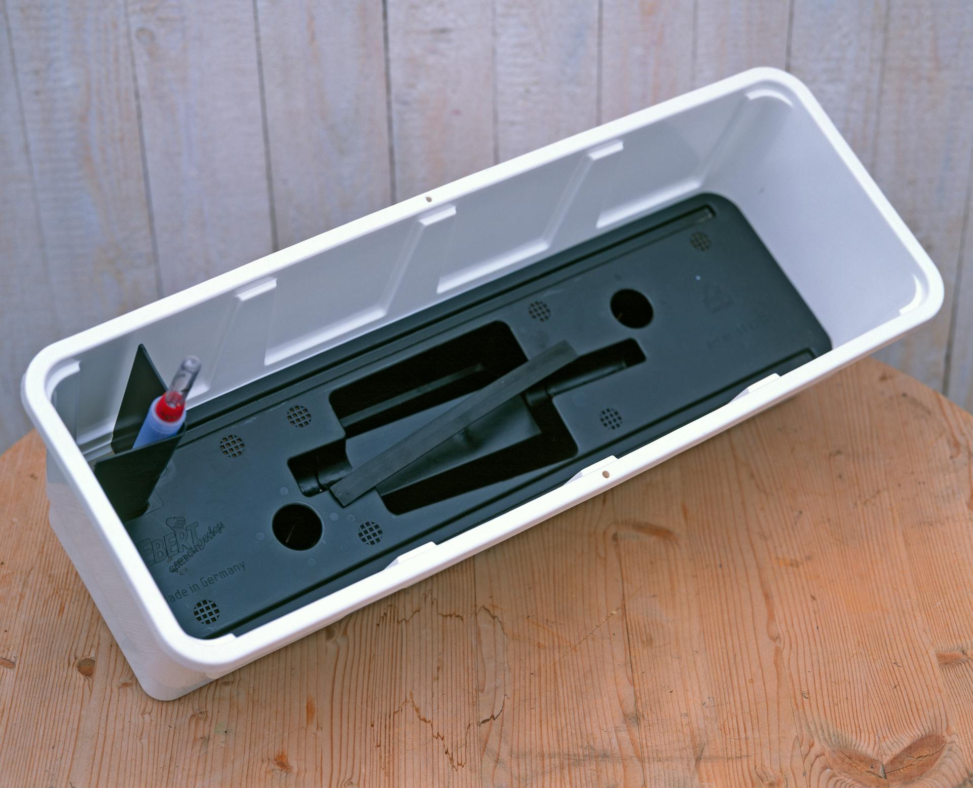 Virágláda beépített víztartállyal.