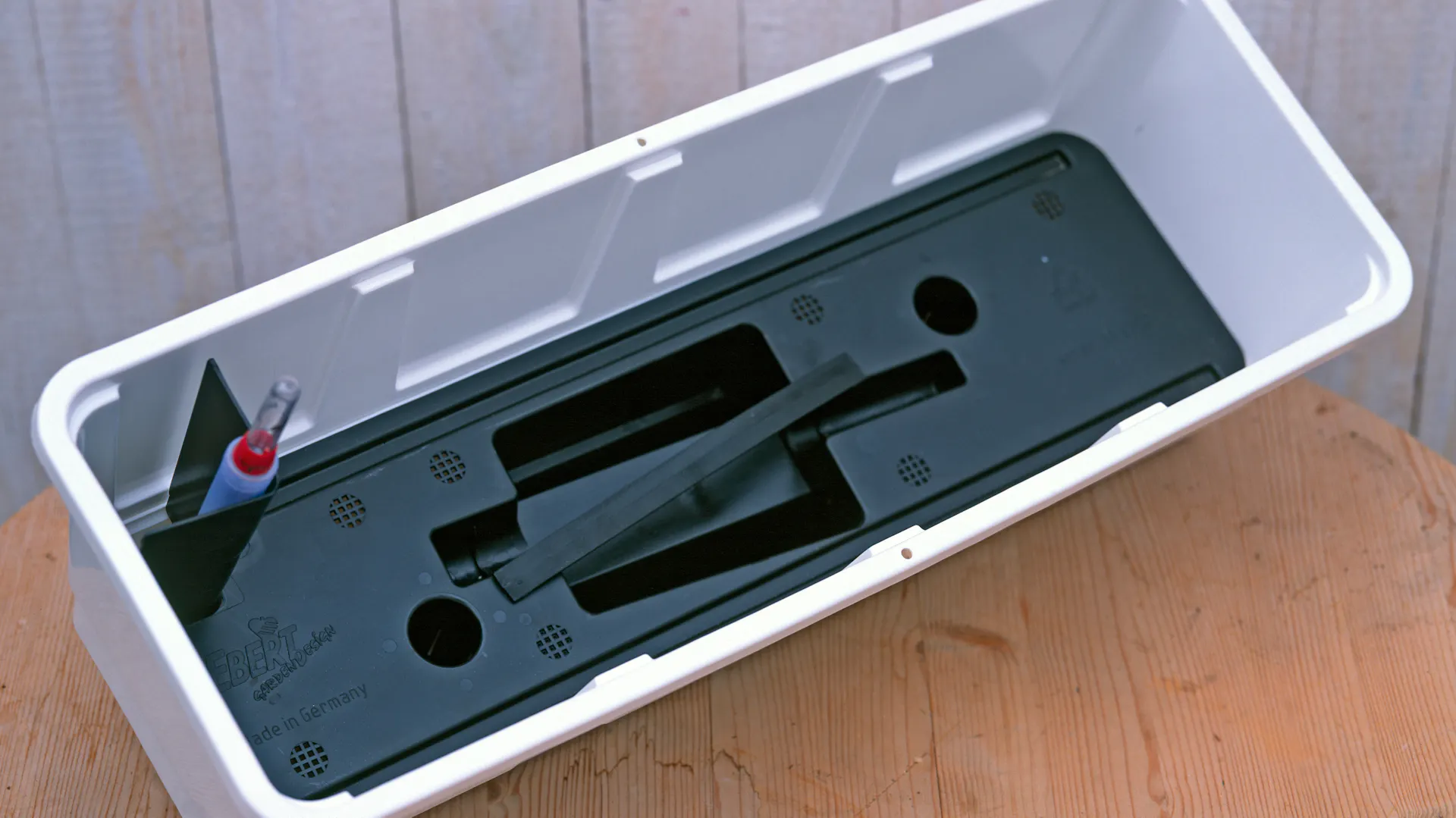 Truhlík s integrovaným zásobníkem na vodu