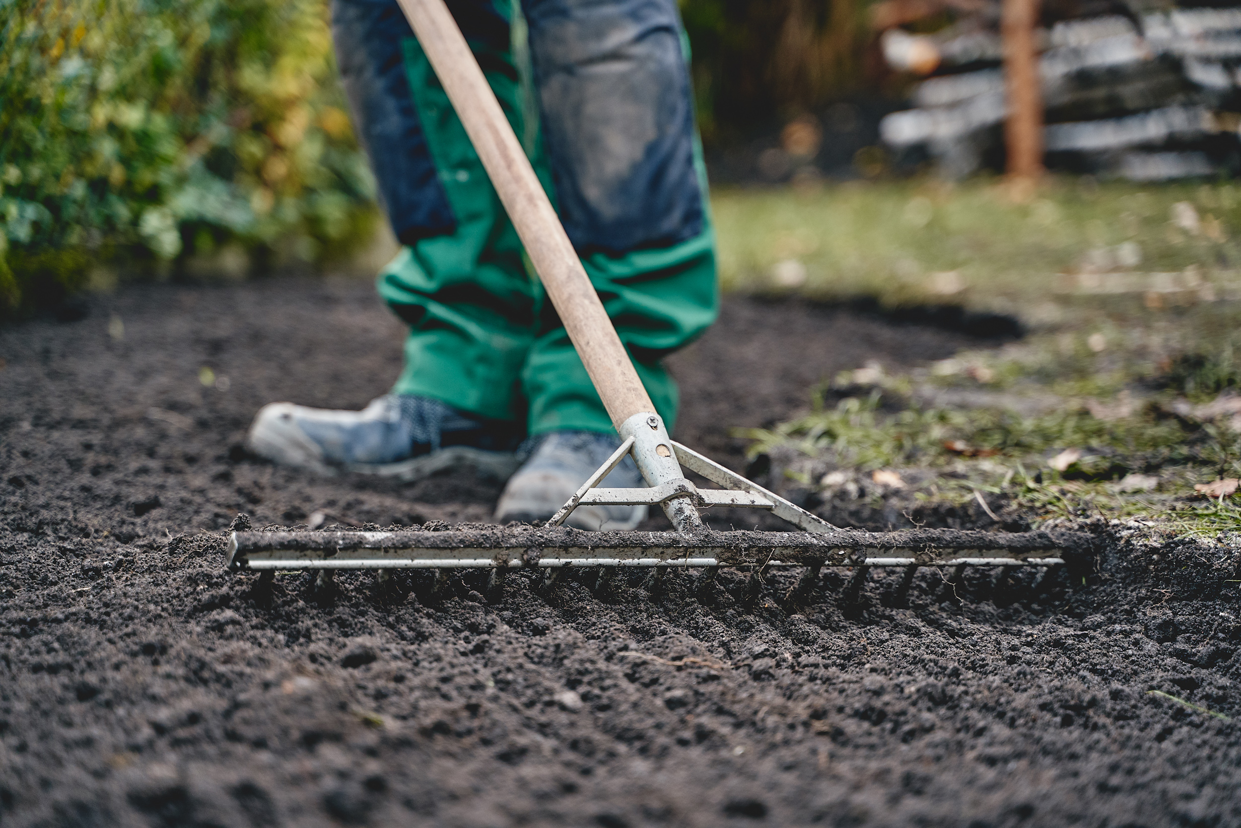 Gereblyével elsimított, üres ágyás.
