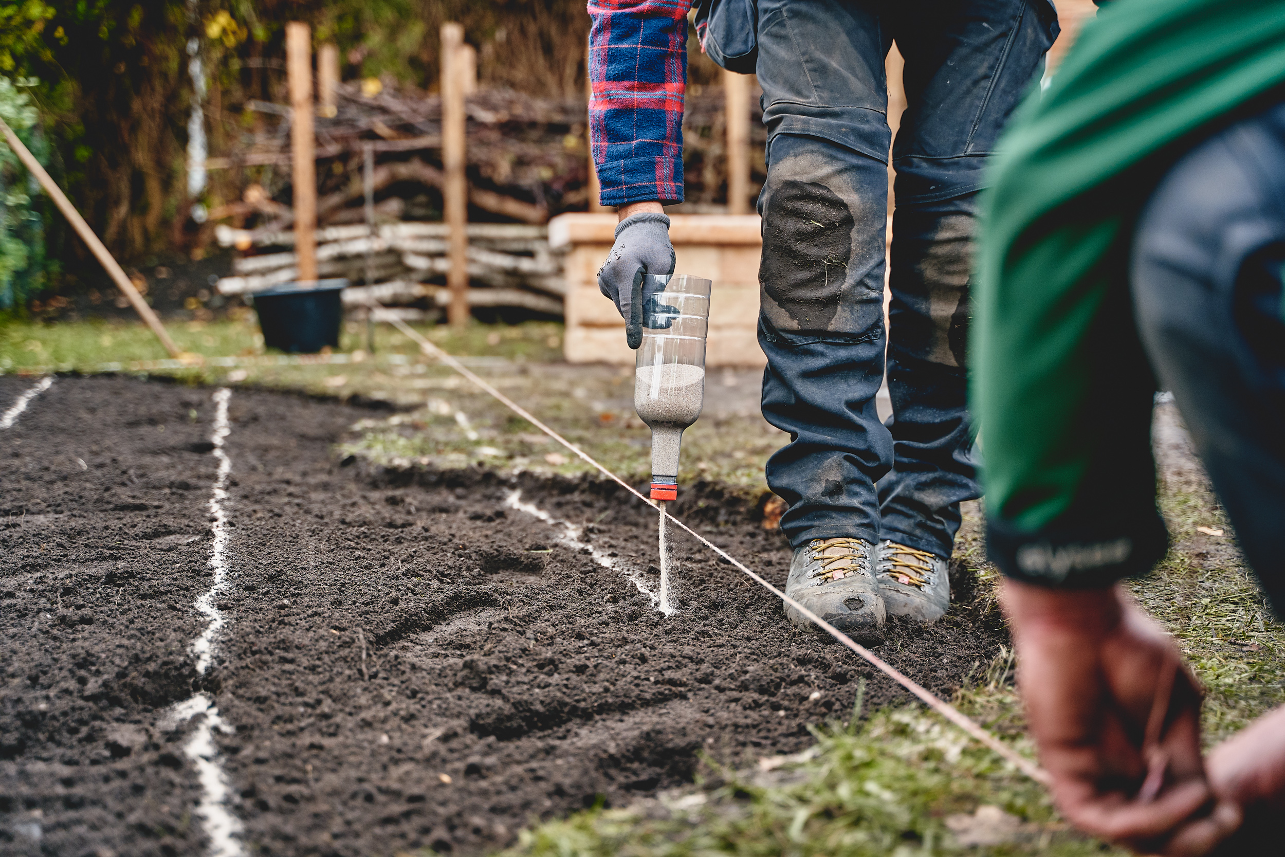 Az évelőágyásban vonalakat húznak.