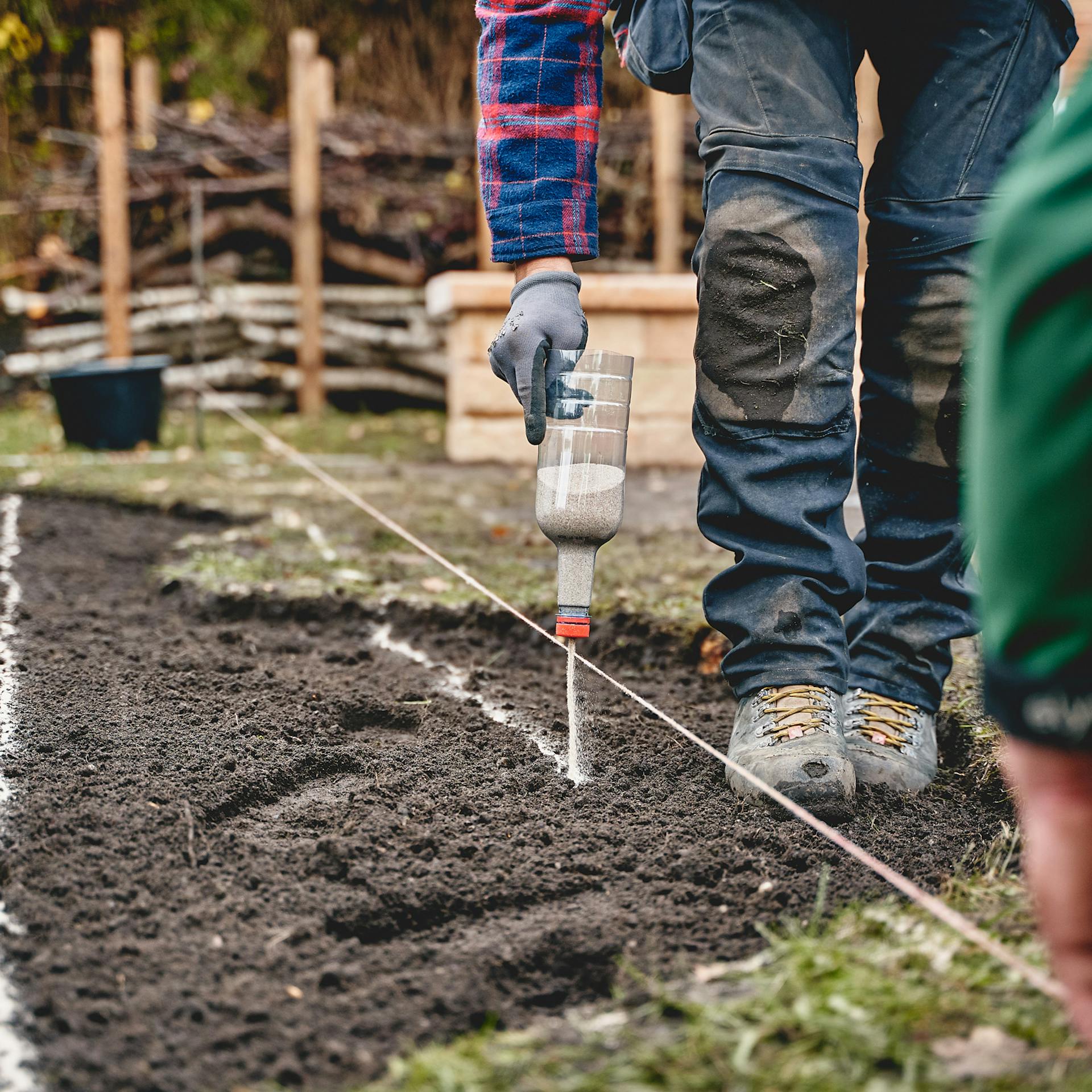 Az évelőágyásban vonalakat húznak.
