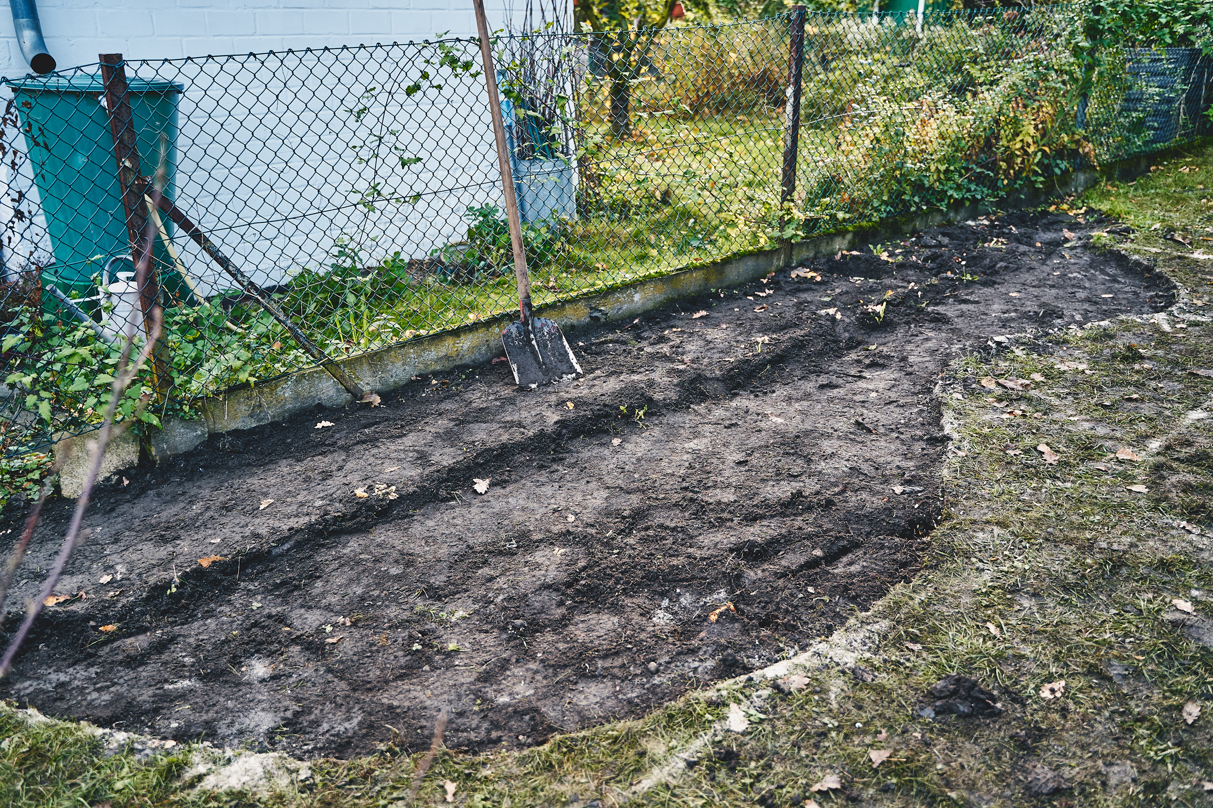 Egy évelőágyás földjét eltávolították, így az készen áll az ültetésre.