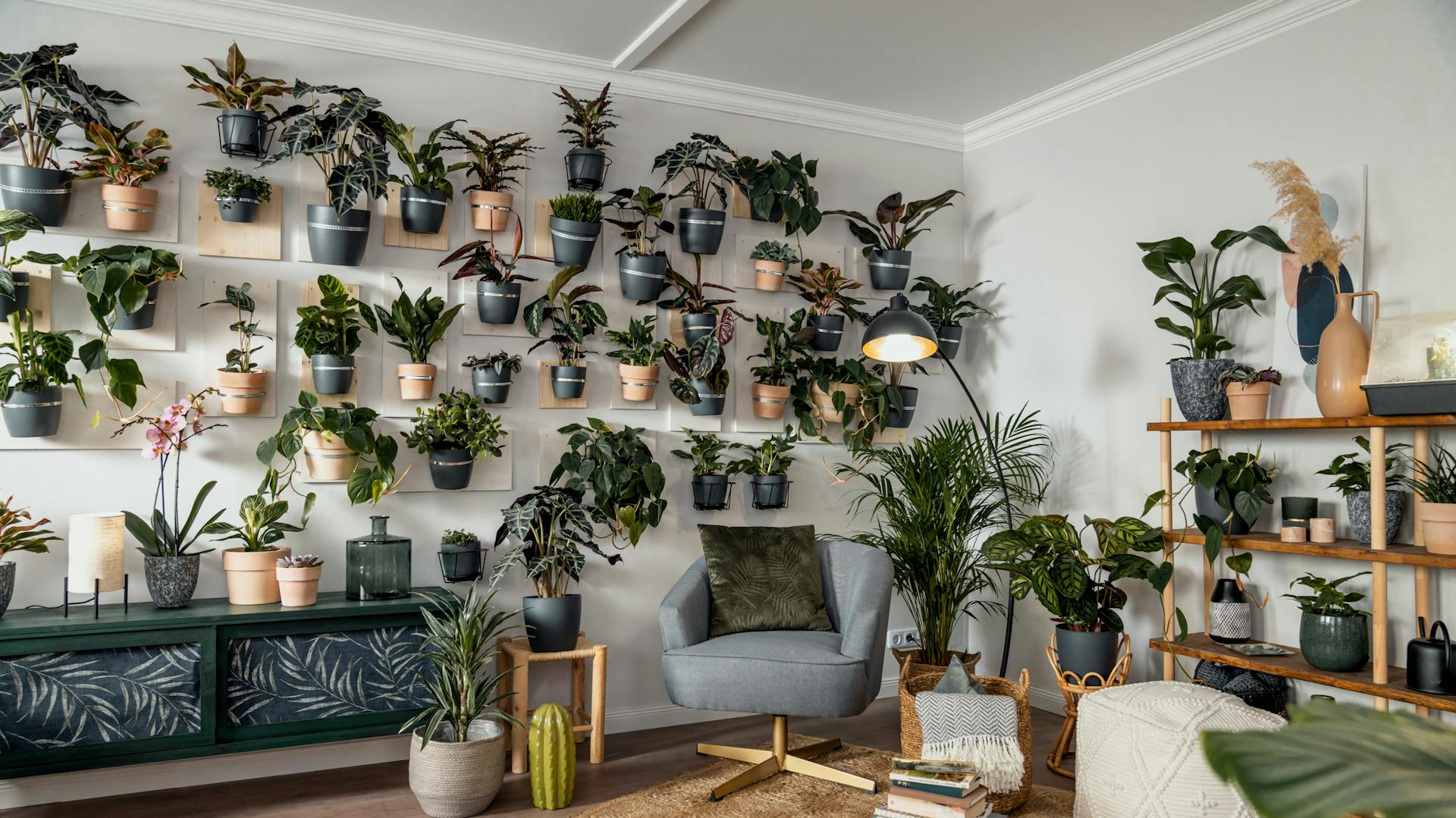 Zimmer voller Zimmerpflanzen mit Indoor Jungle Trend
