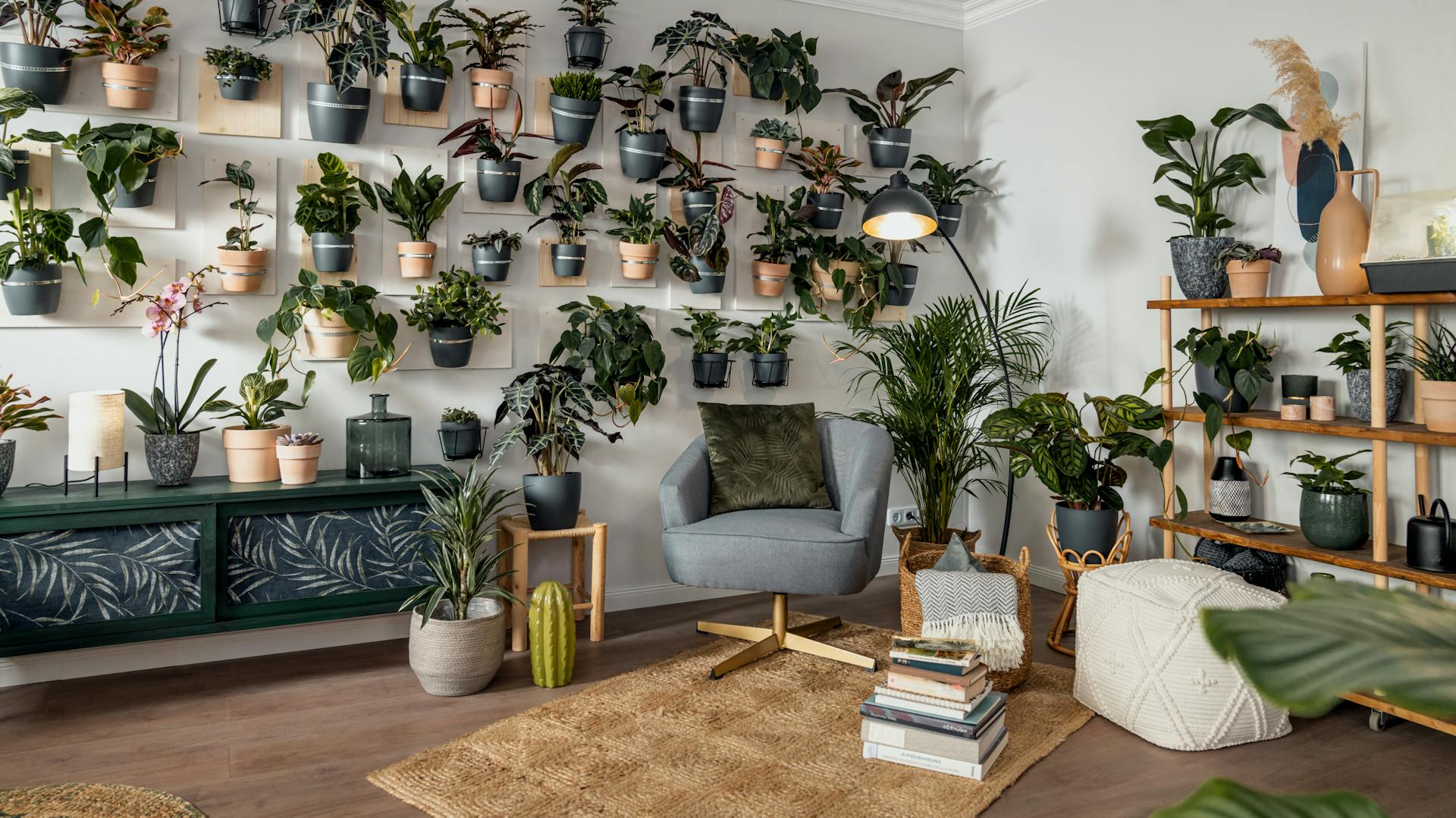 Zimmer voller Zimmerpflanzen mit Indoor Jungle Trend