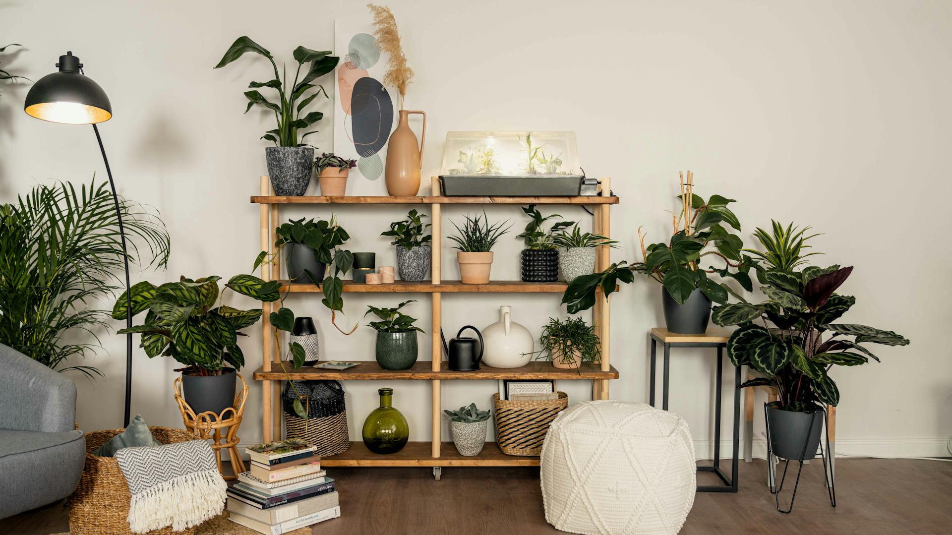 Schlafzimmer mit Sessel, Bett und Zimmerpflanzen, die zur Verbesserung des Raumklimas beitragen