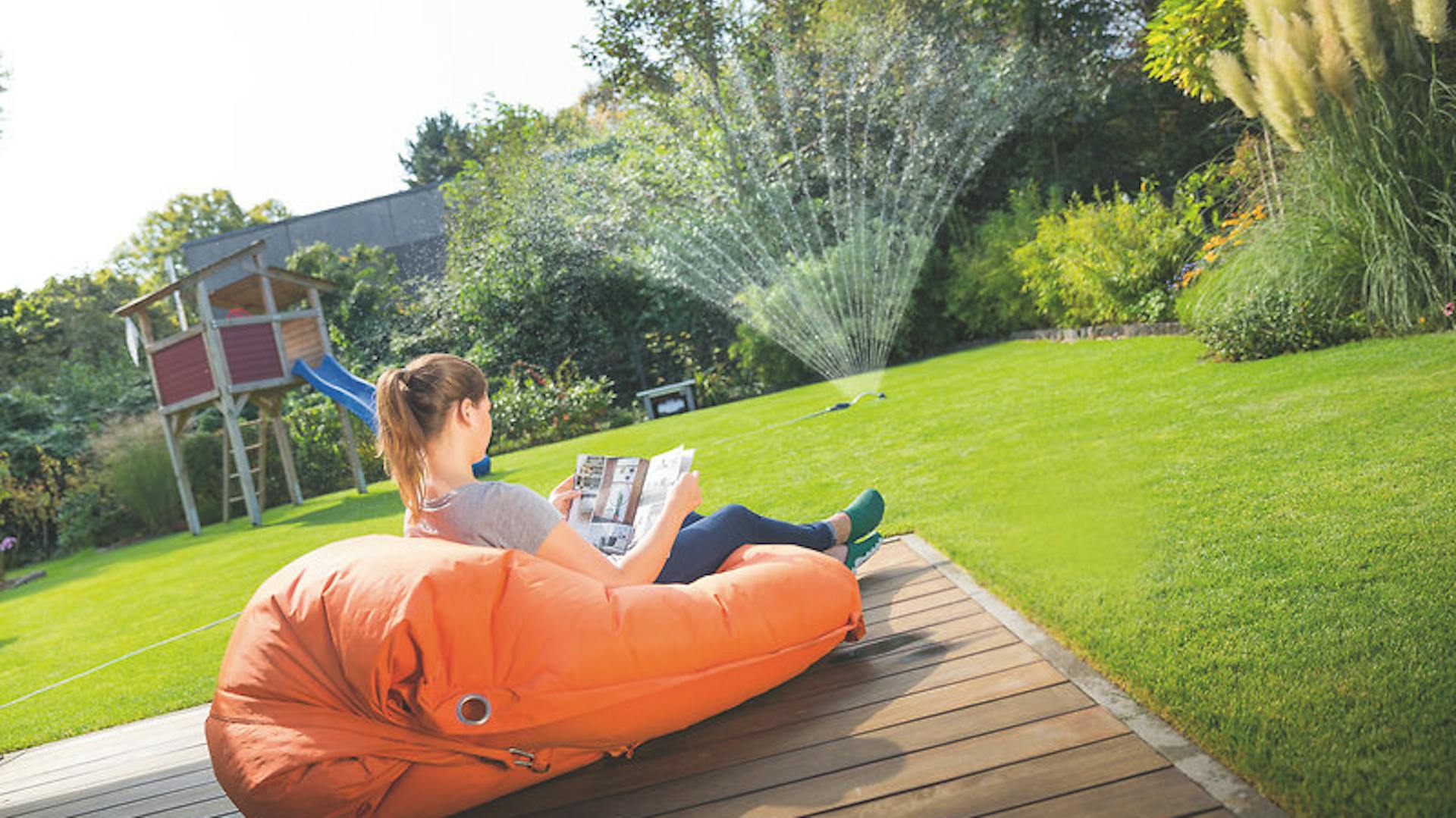 Nő pihen a gyep mellett