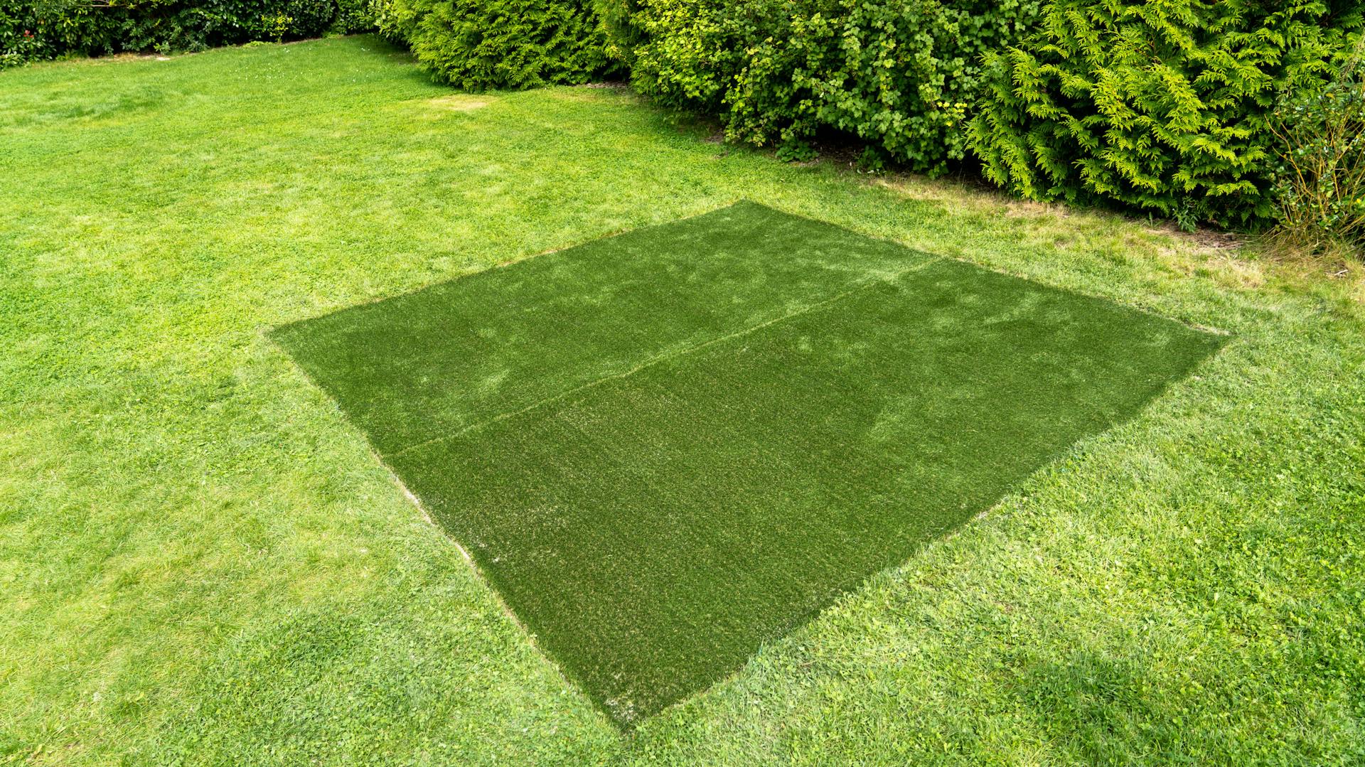 Un pezzo di erba sintetica su un prato