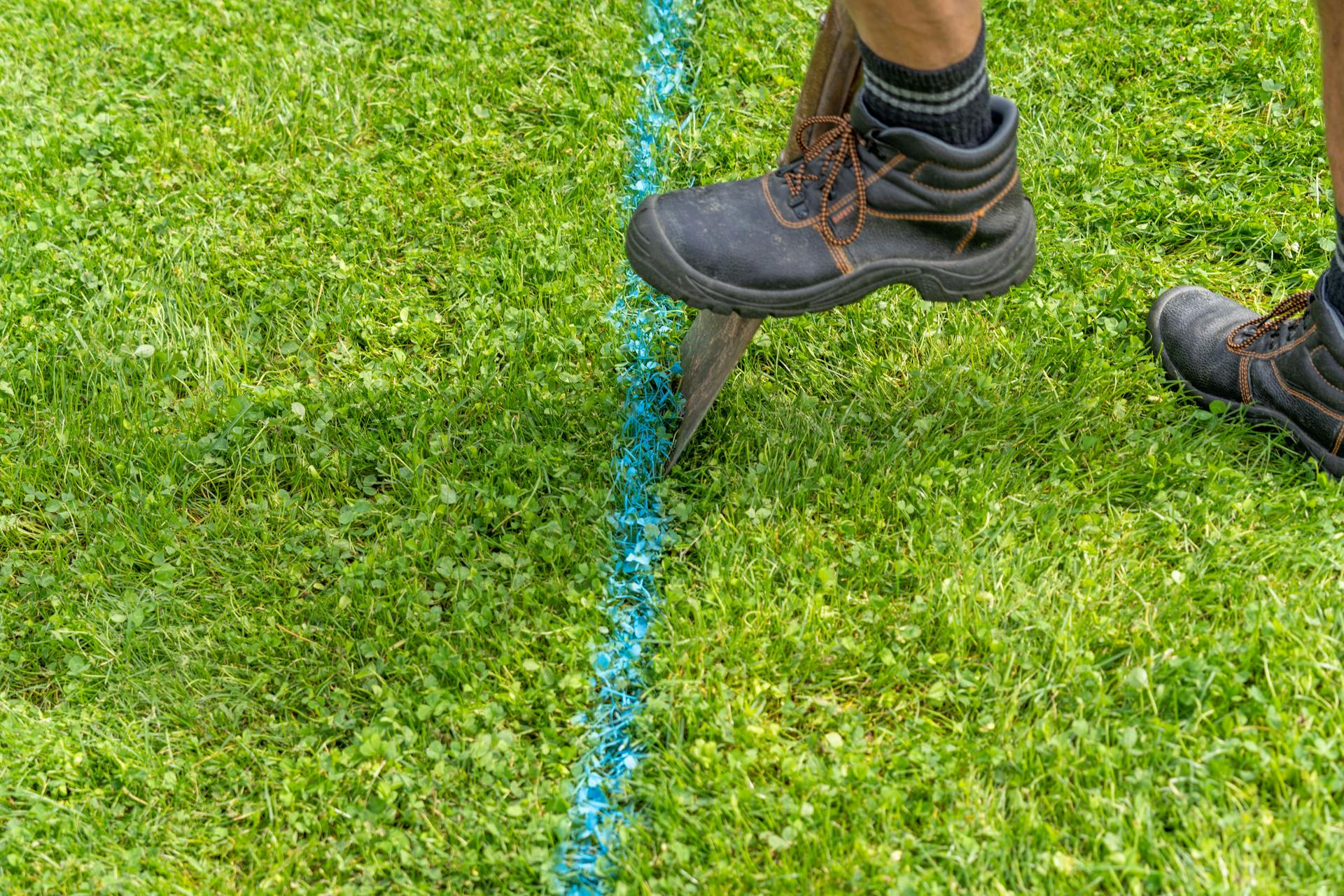 Un piede su una pala presso una marcatura