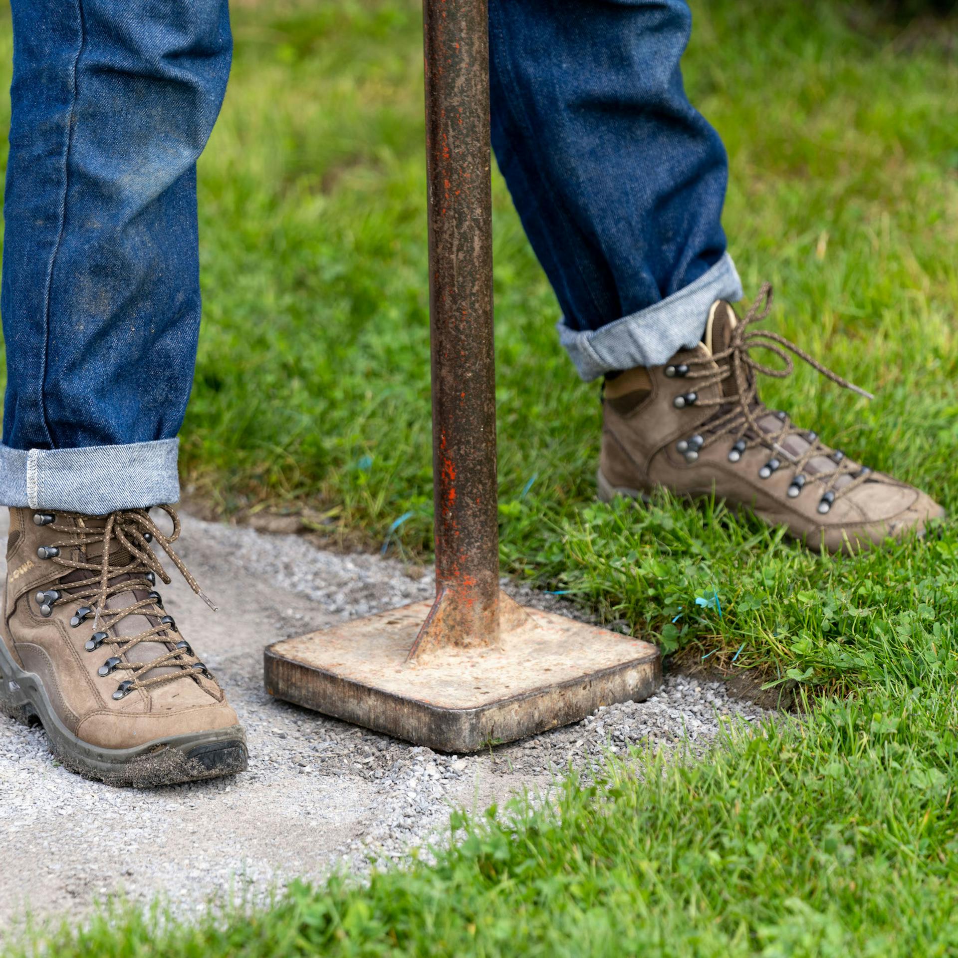 Přitlačení písčitého povrchu ručním pěchem