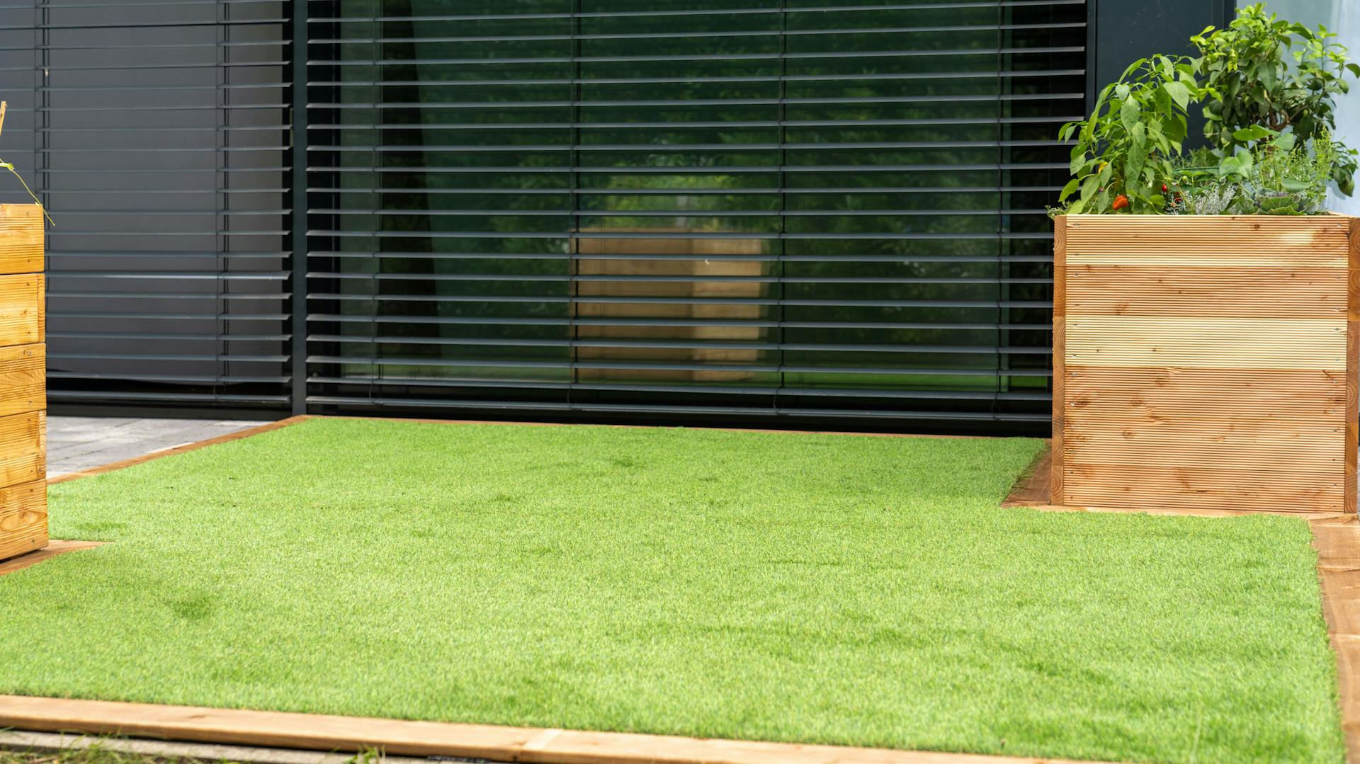 Eine Terrasse mit verlegtem Kunstrasen.