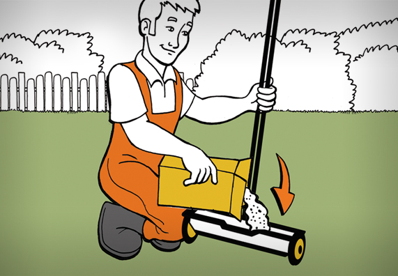 Gyeptrágyát töltenek a szórókocsiba