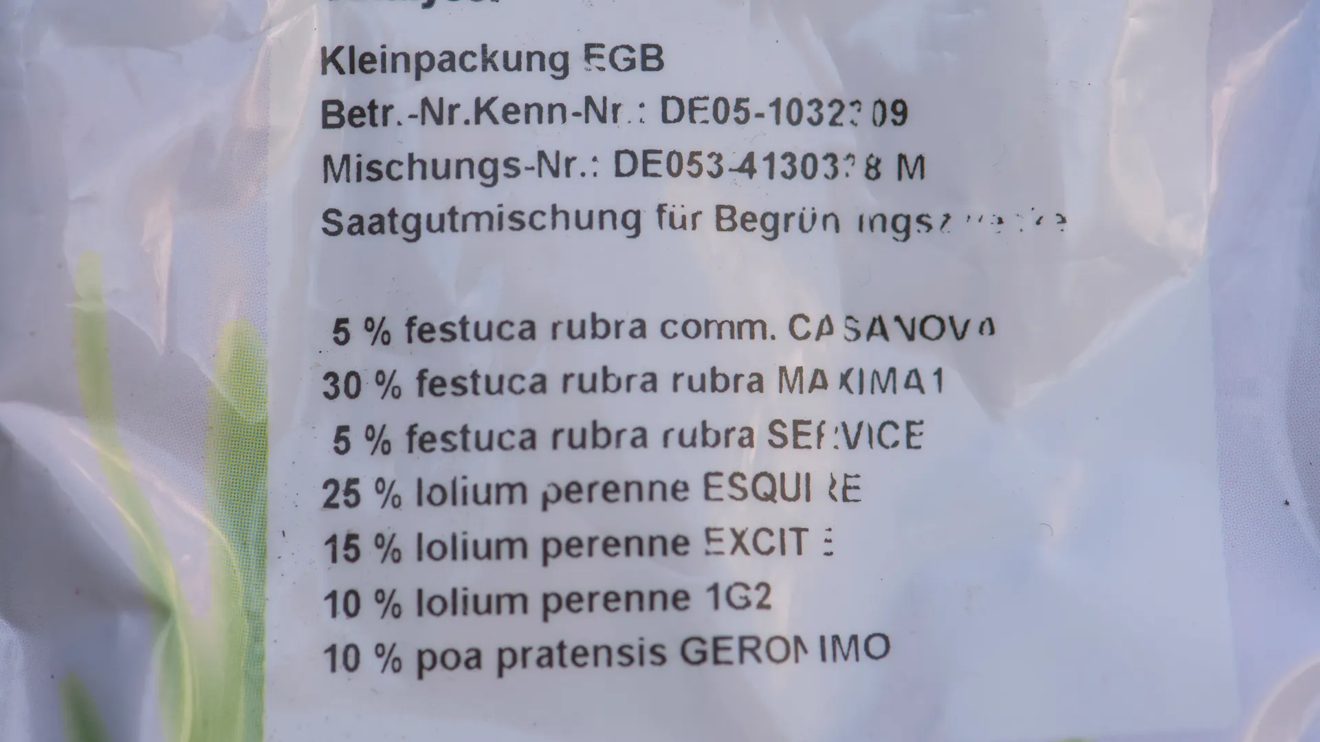 Angaben auf einer Verpackung von Rasensamen