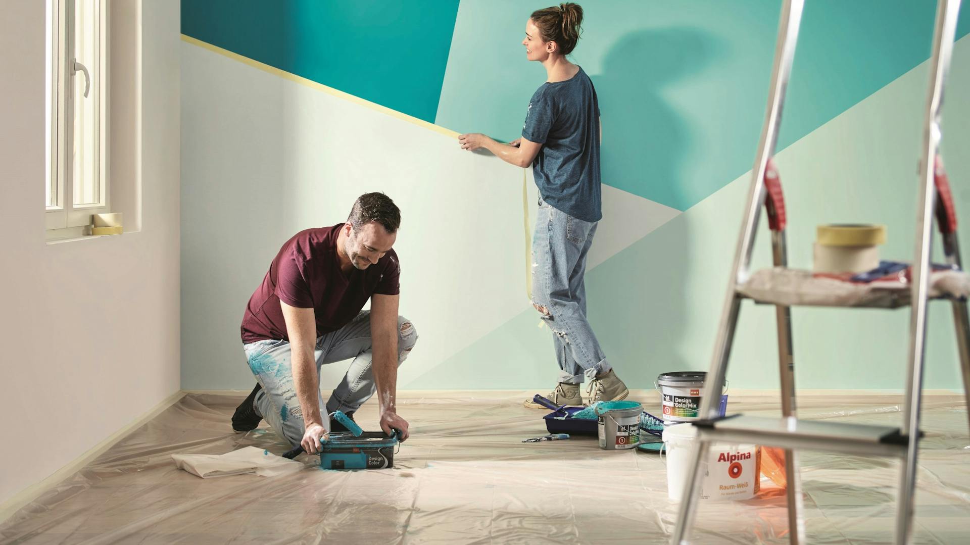 Naturnaher Garten mit mossbewachsenem Baumstumpf und Vogeltränke