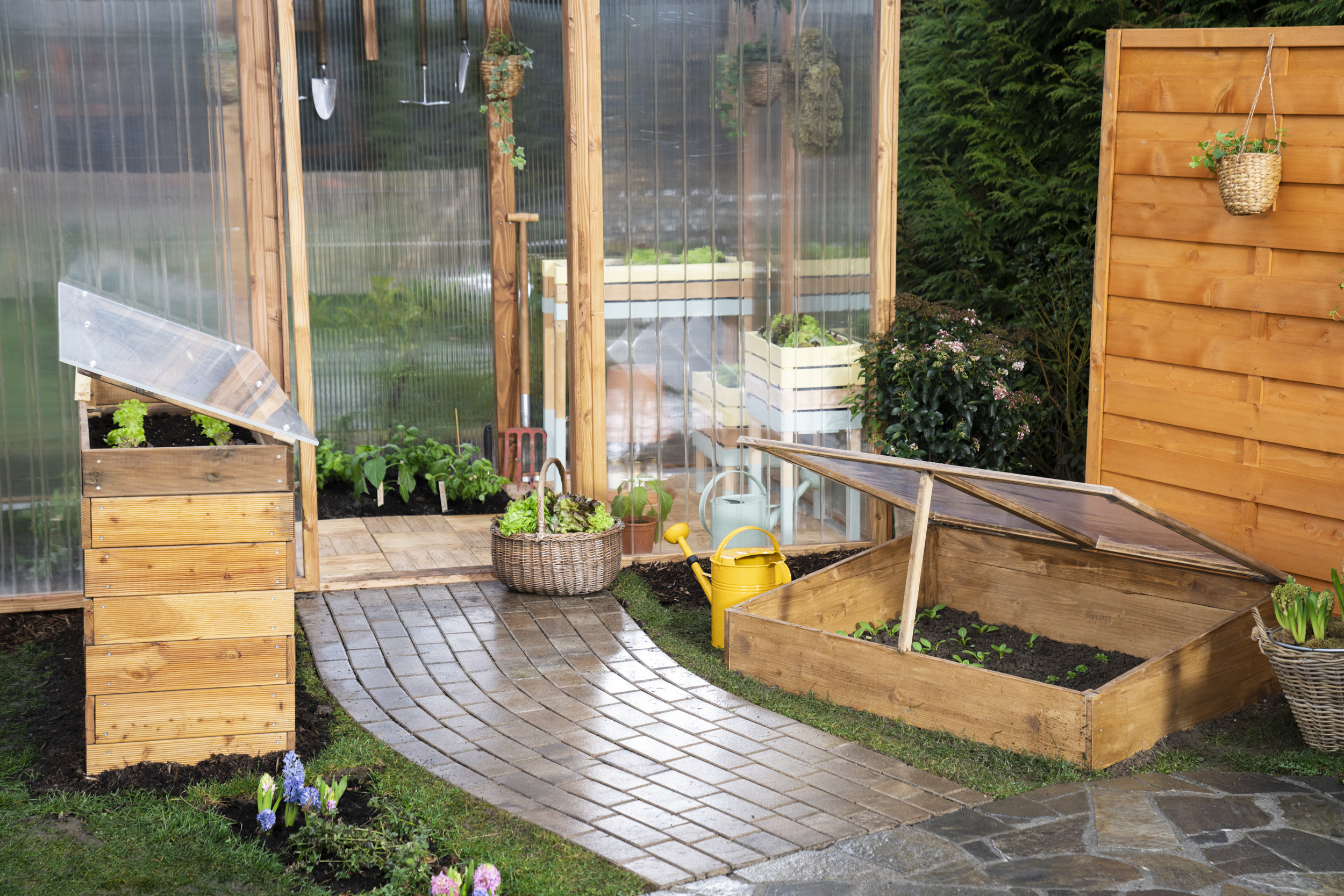 Melegágy, üvegház és magaságyás, zöldségnövényekkel a kertben