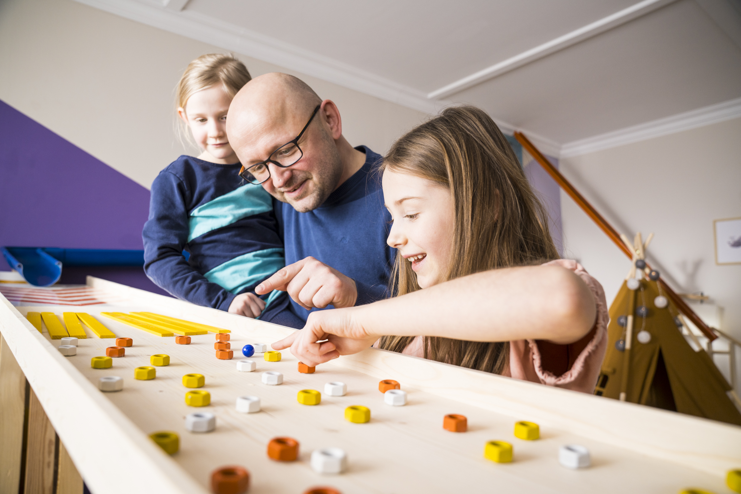 Otec s dvoma dcérami na mramorovom behu