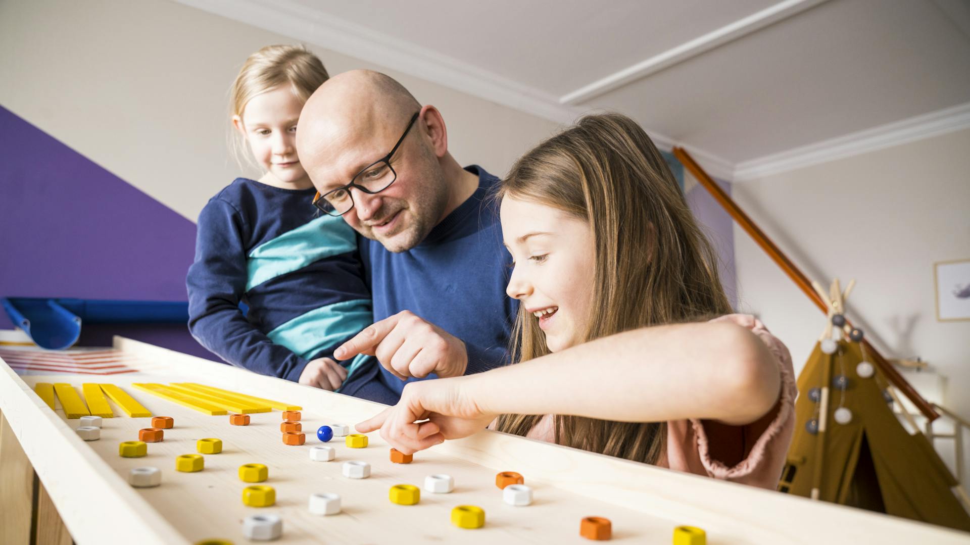 Otec s dvoma dcérami na mramorovom behu