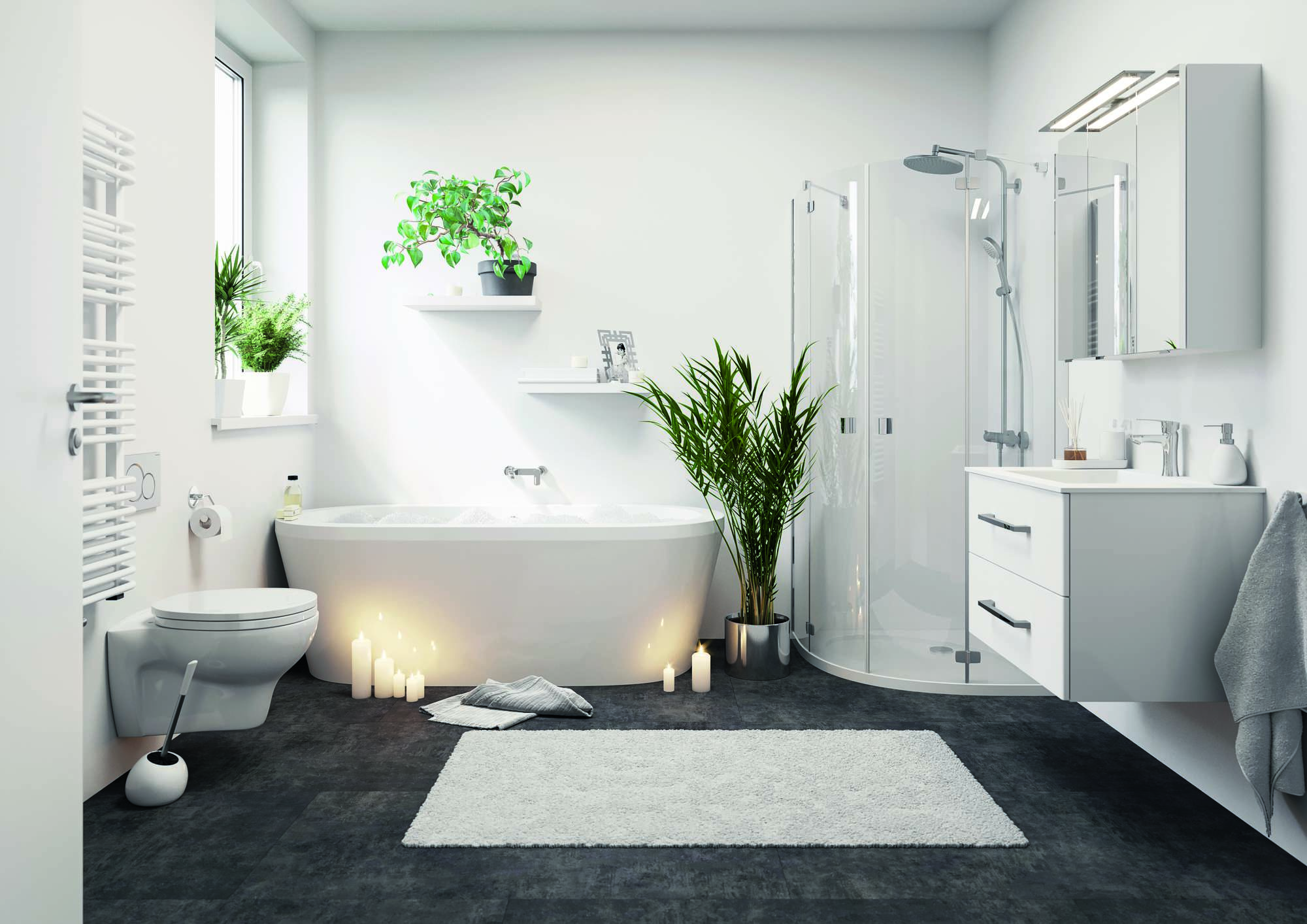 Weißes Badezimmer mit dunkelgrauem Boden und weißem Badvorlegen. Im Hintergrund eine Badewanne und Dusche, seitlich Toilette und Waschbecken.