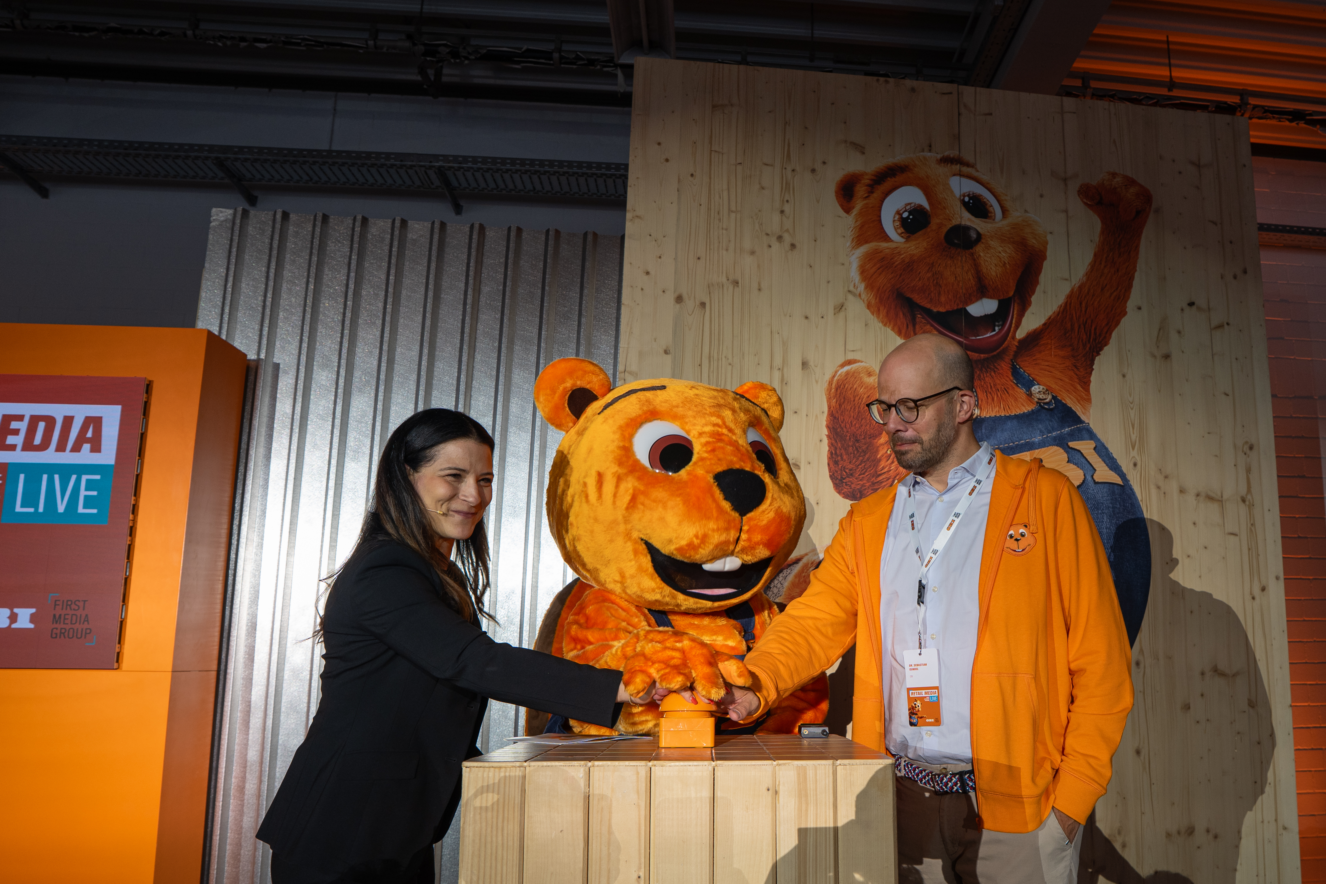 Patricia Grundmann and Sebastian Gundel, together with the OBI Beaver, announce the renaming of OFMG