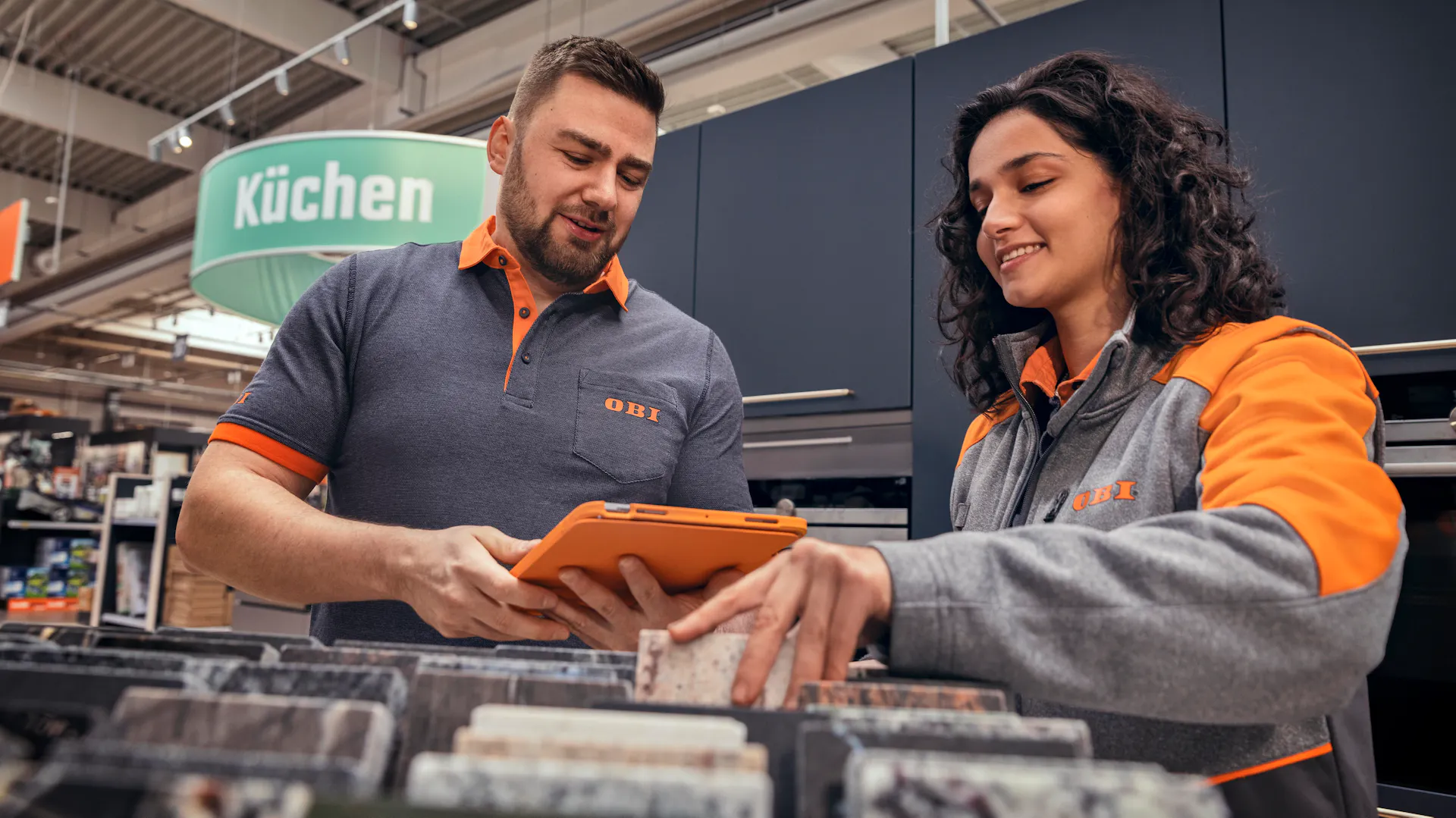 Dans le centre, le personnel travaille avec des appareils numériques