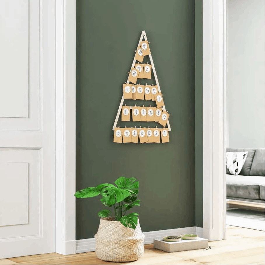 Kalendarz adwentowy DIY wisi na ścianie w pokoju
