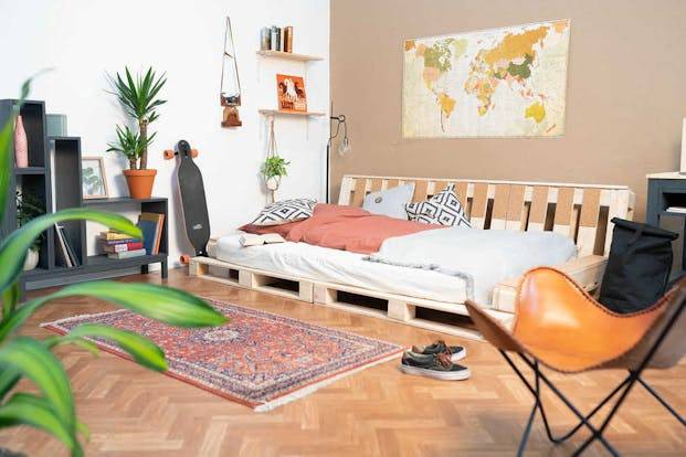 Nowoczesne wnętrze, w centrum stoi łóżko z palet wykonane według projektu DIY OBI