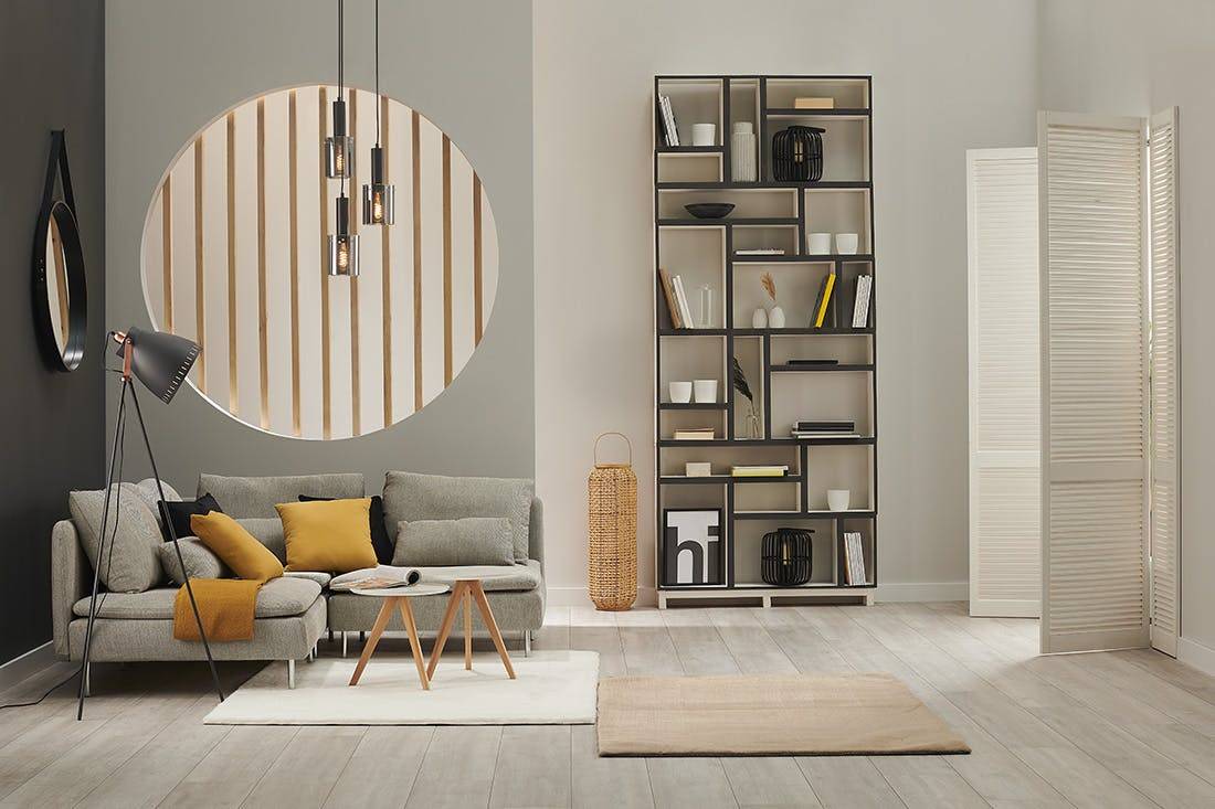 Elegancki salon z regałem na książki i dekoracje DIY