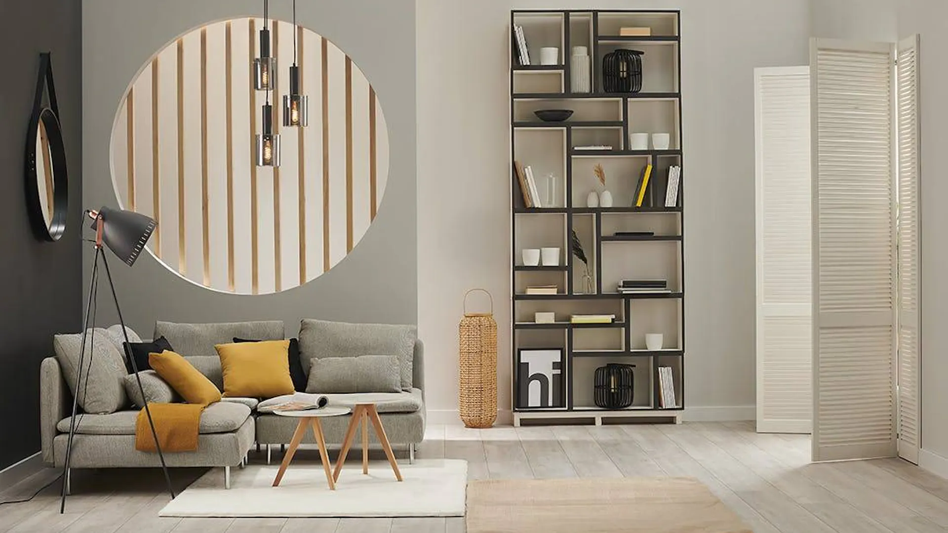 Elegancki salon z regałem na książki i dekoracje DIY