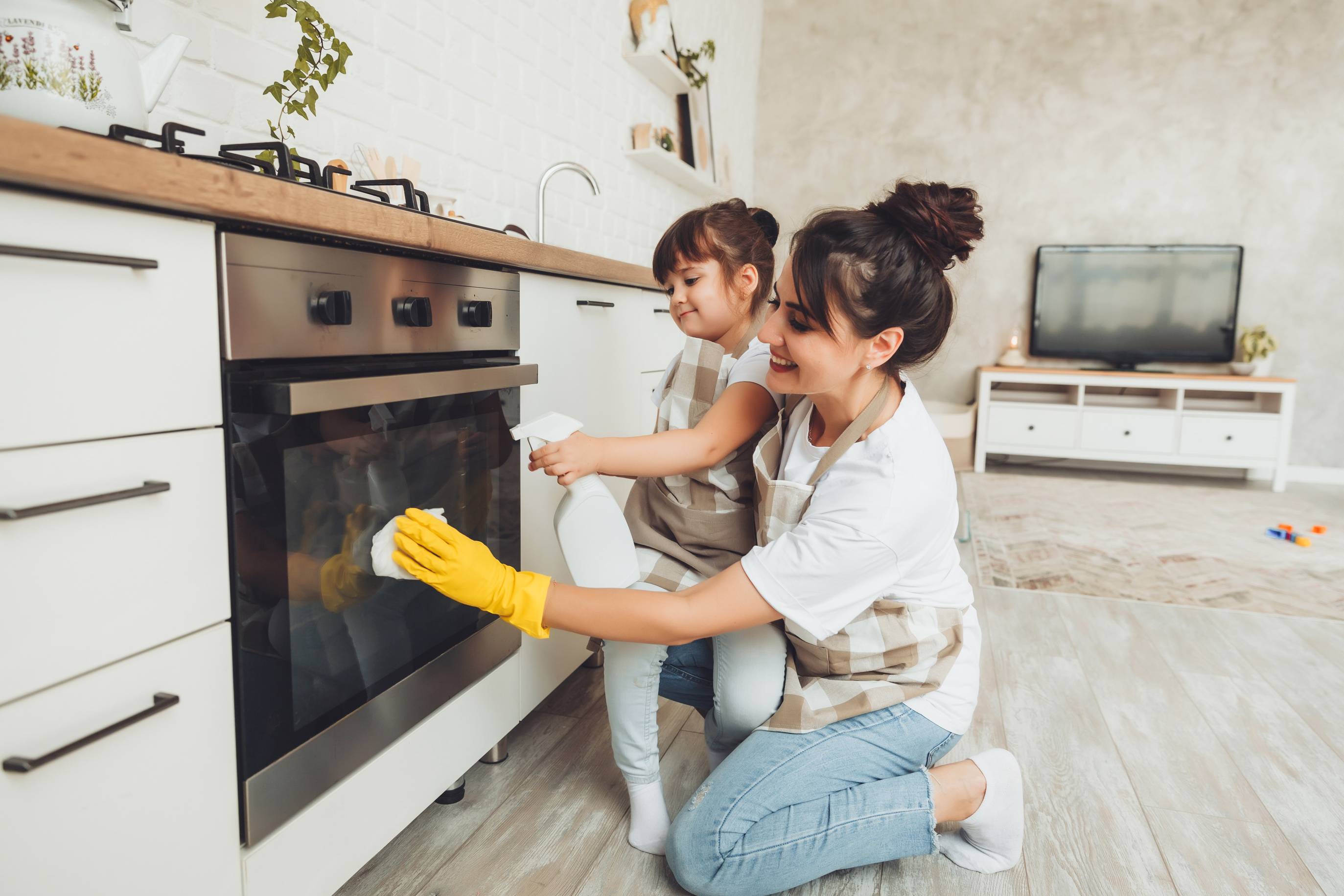 Mama z córką sprzątają przed świętami 2025 r.