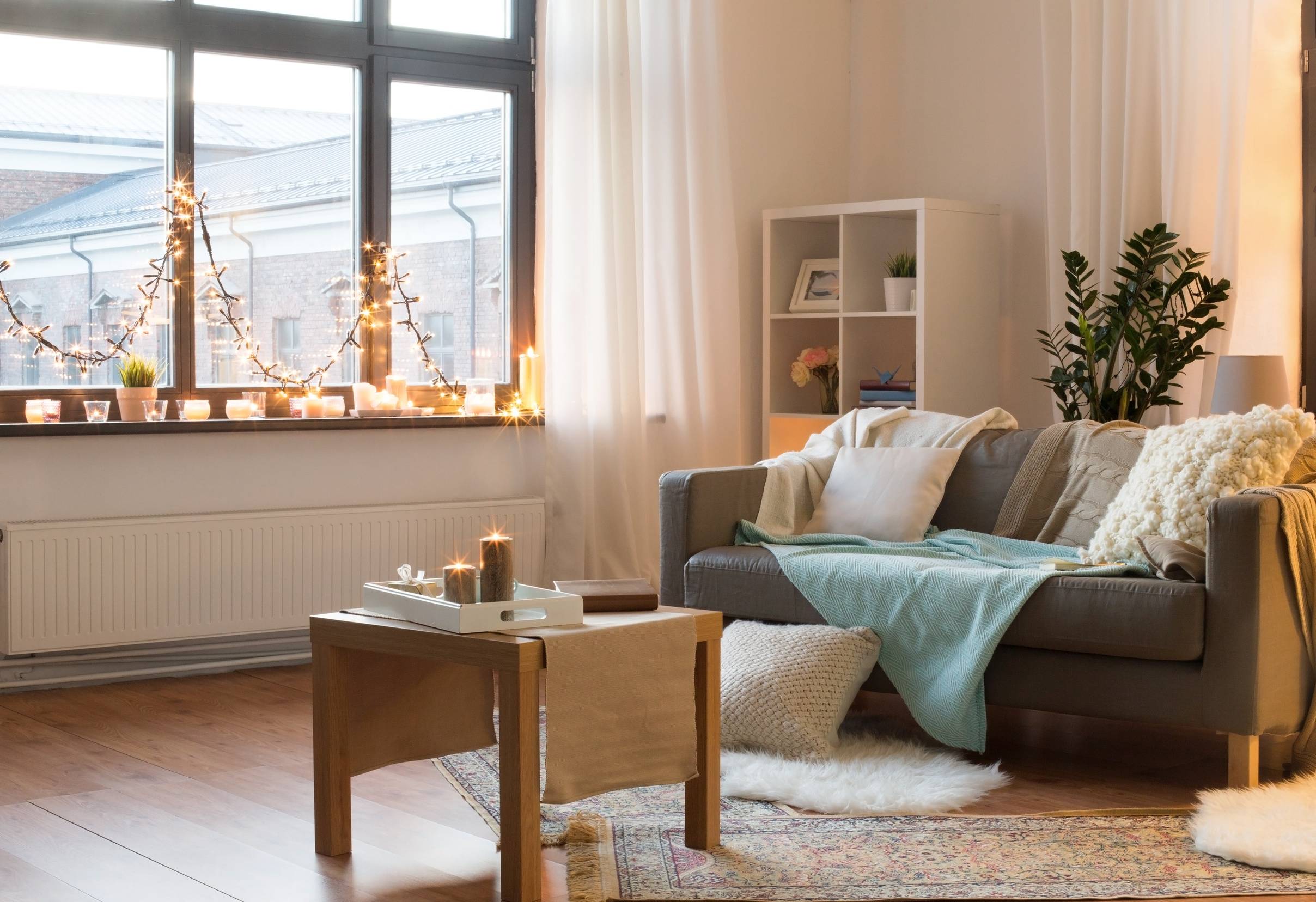 Przytulna świąteczna atmosfera w salonie w stylu minimal