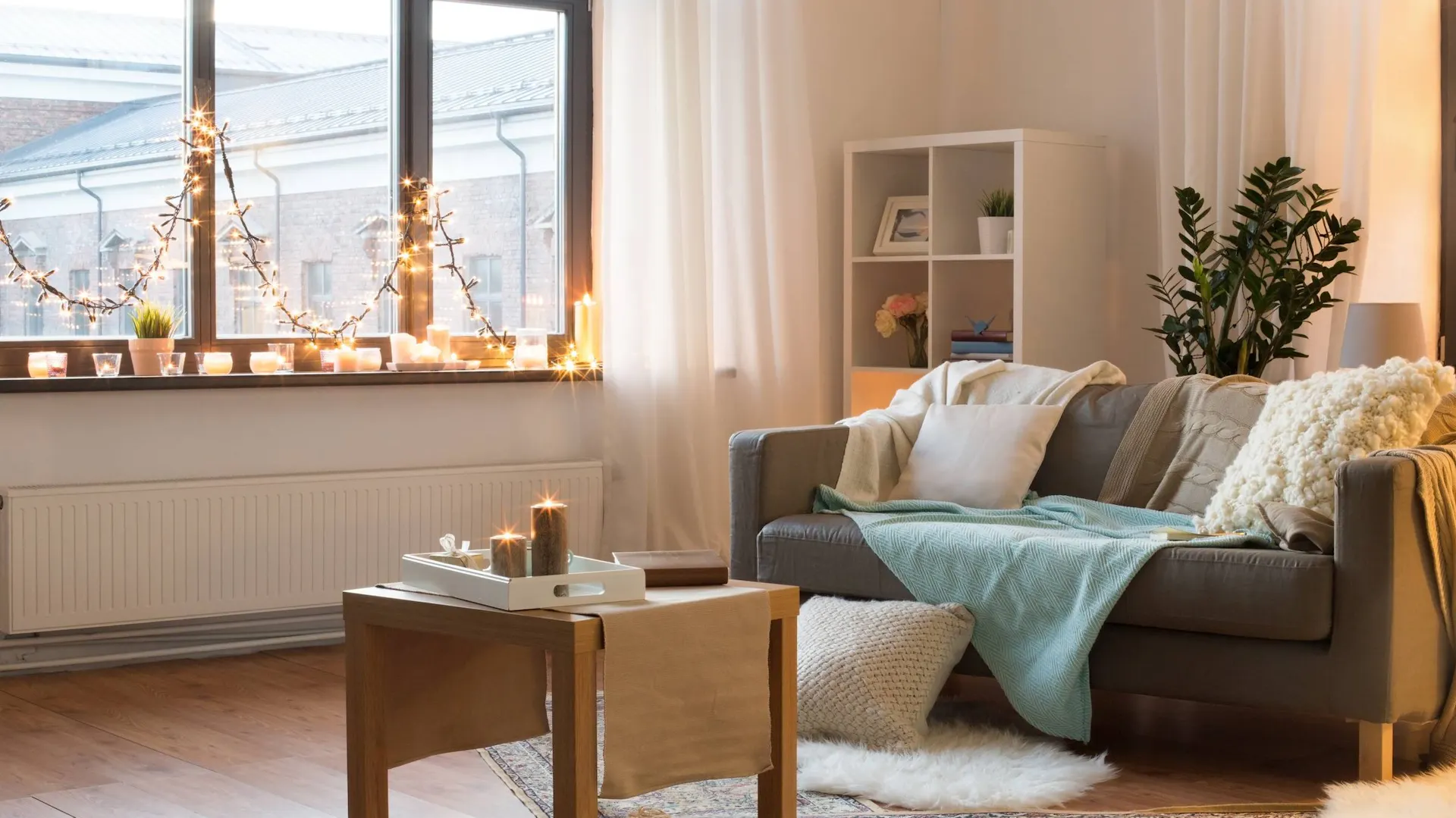 Przytulna świąteczna atmosfera w salonie w stylu minimal