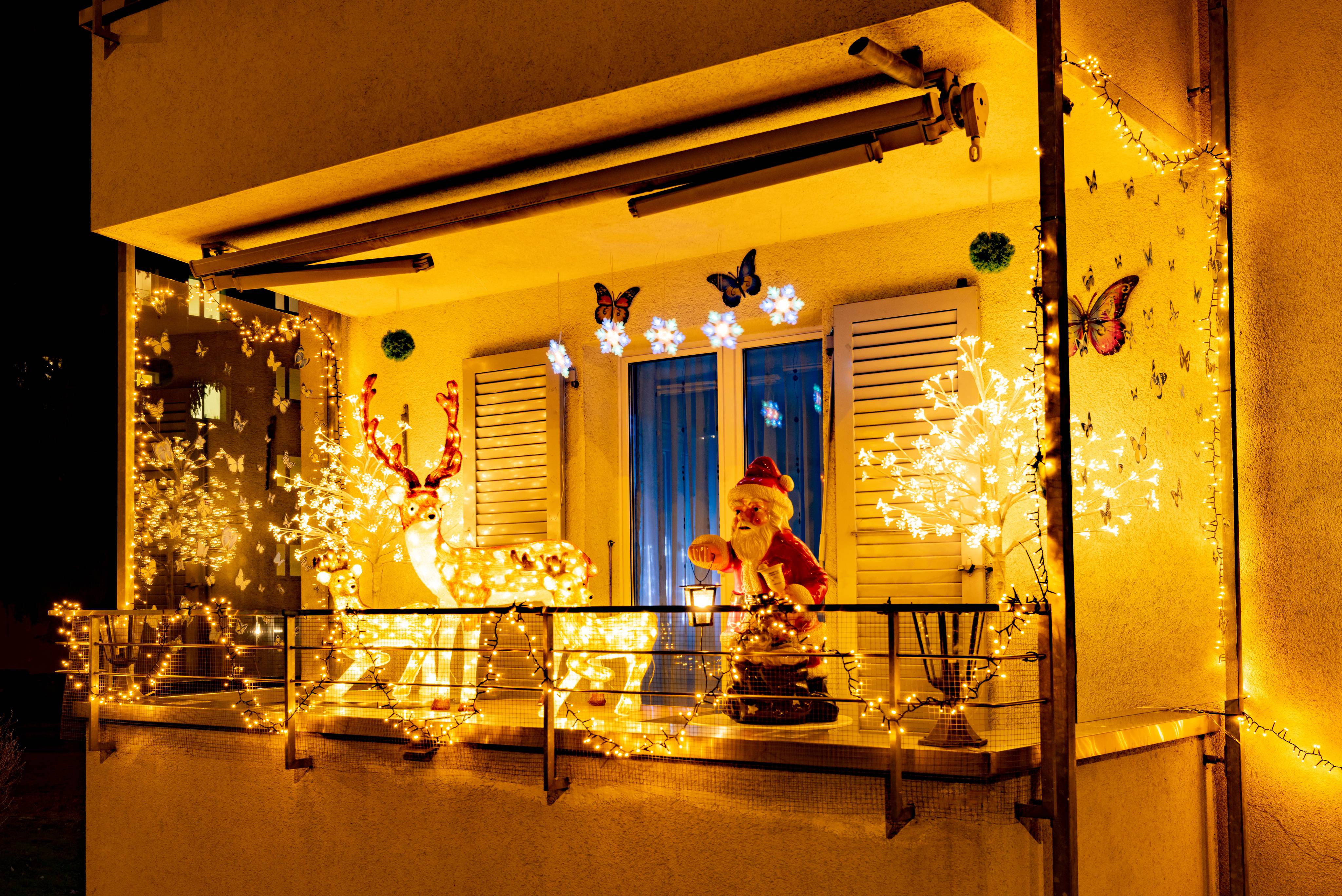 Balkon w bloku ozdobiony na święta dekoracjami LED