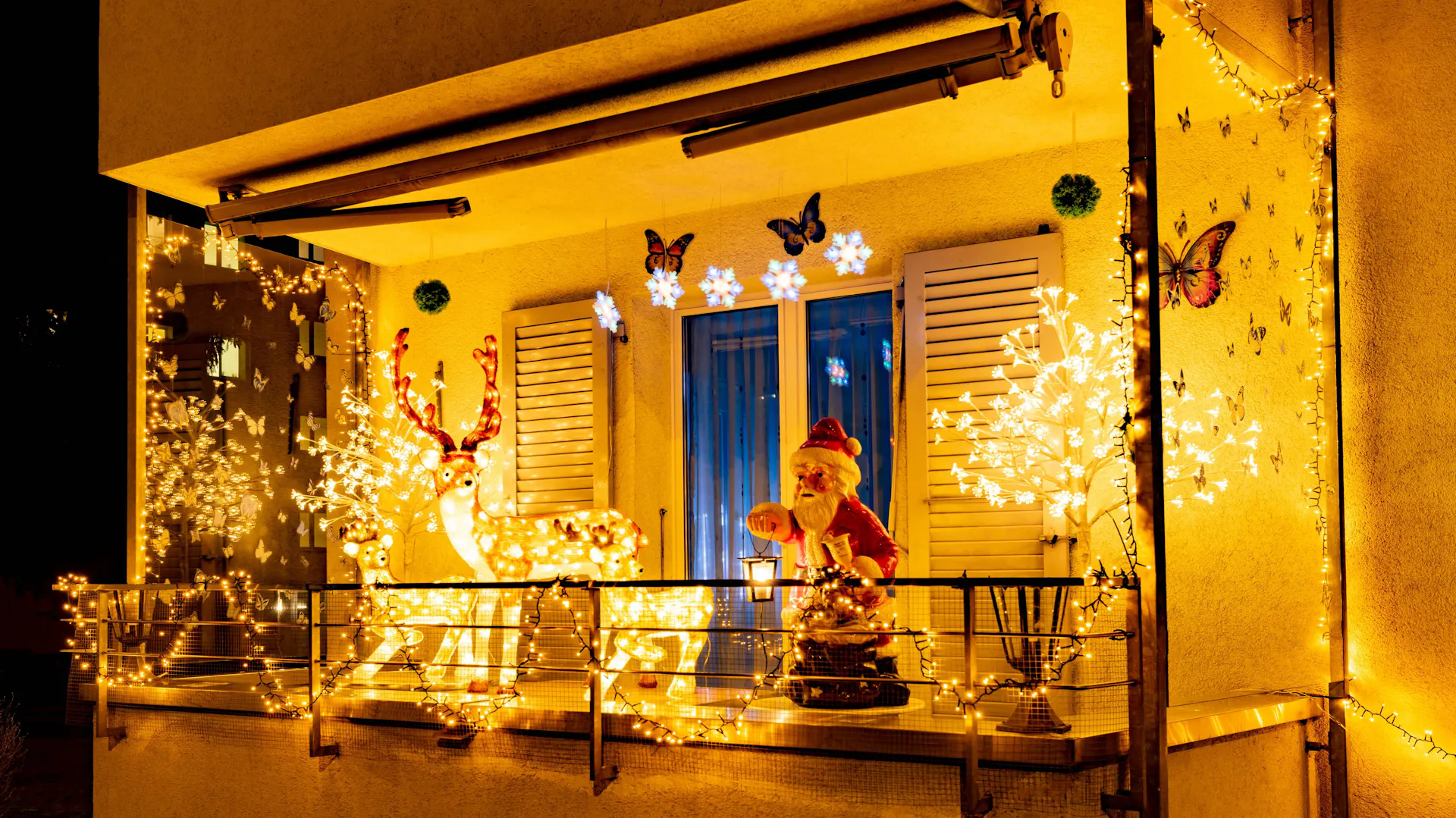 Balkon w bloku ozdobiony na święta dekoracjami LED