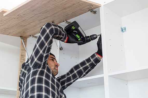 Przykręcanie uchwytu wiertarką