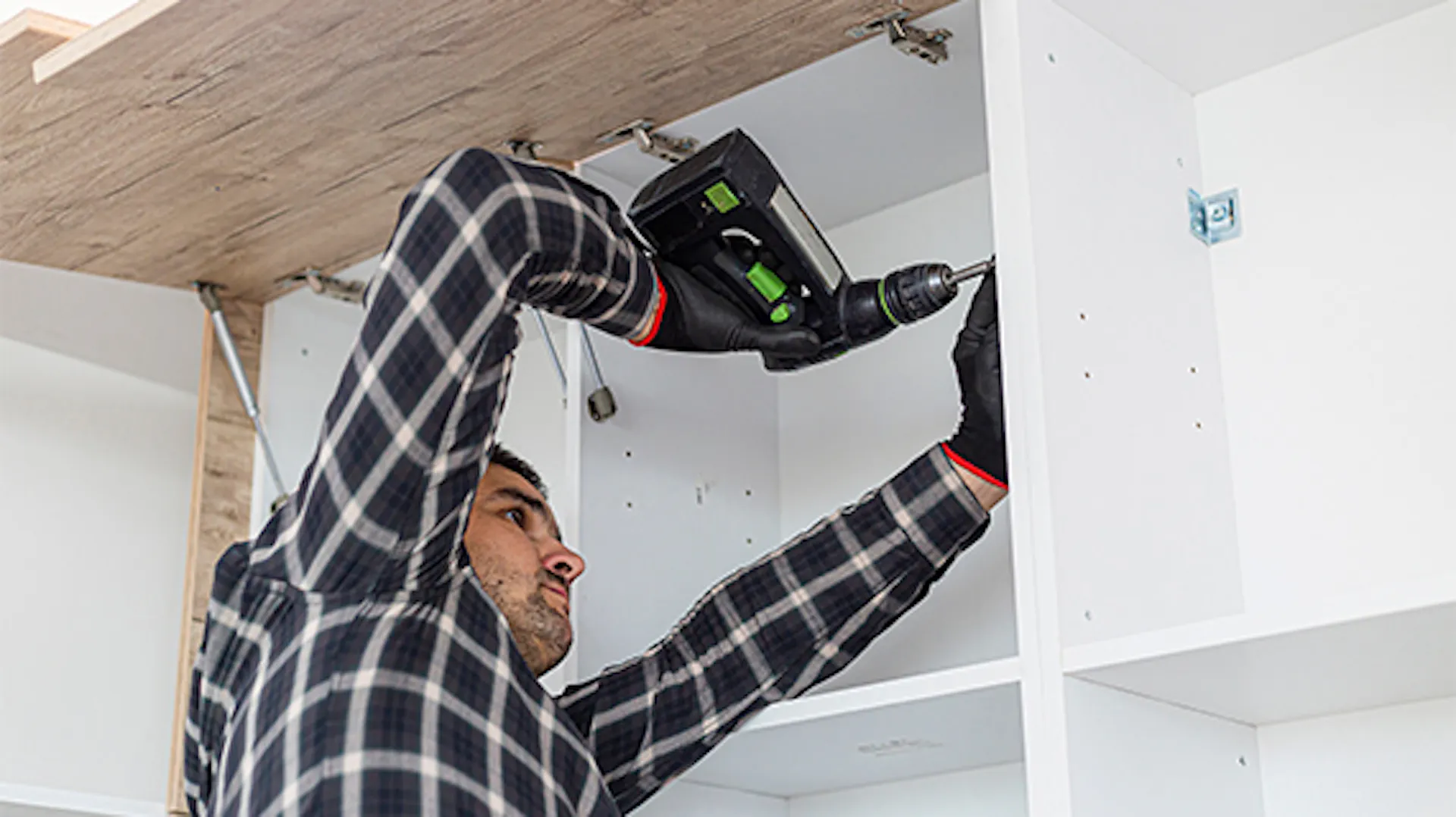 Przykręcanie uchwytu wiertarką