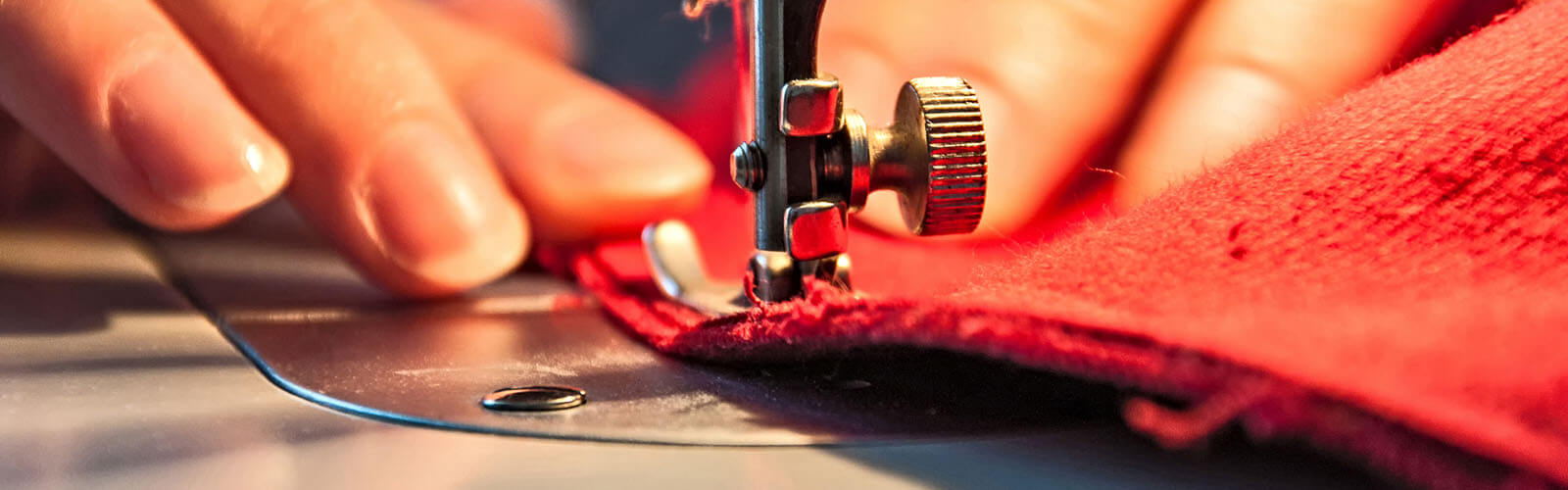 Materiał obszywany na maszynie do szycia