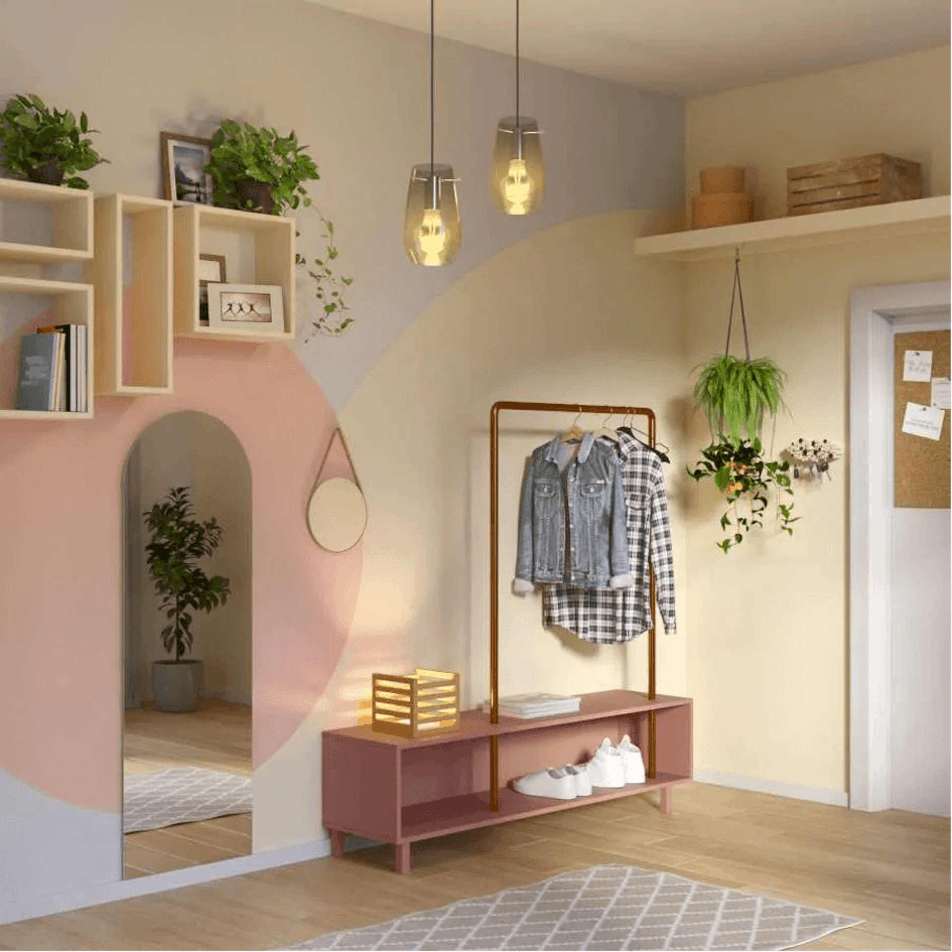Уютный уголок в прихожей с розовым сиденьем и полкой для обуви, вешалкой для одежды, зеркалом в форме арки, подвесными растениями и декоративными лампами.