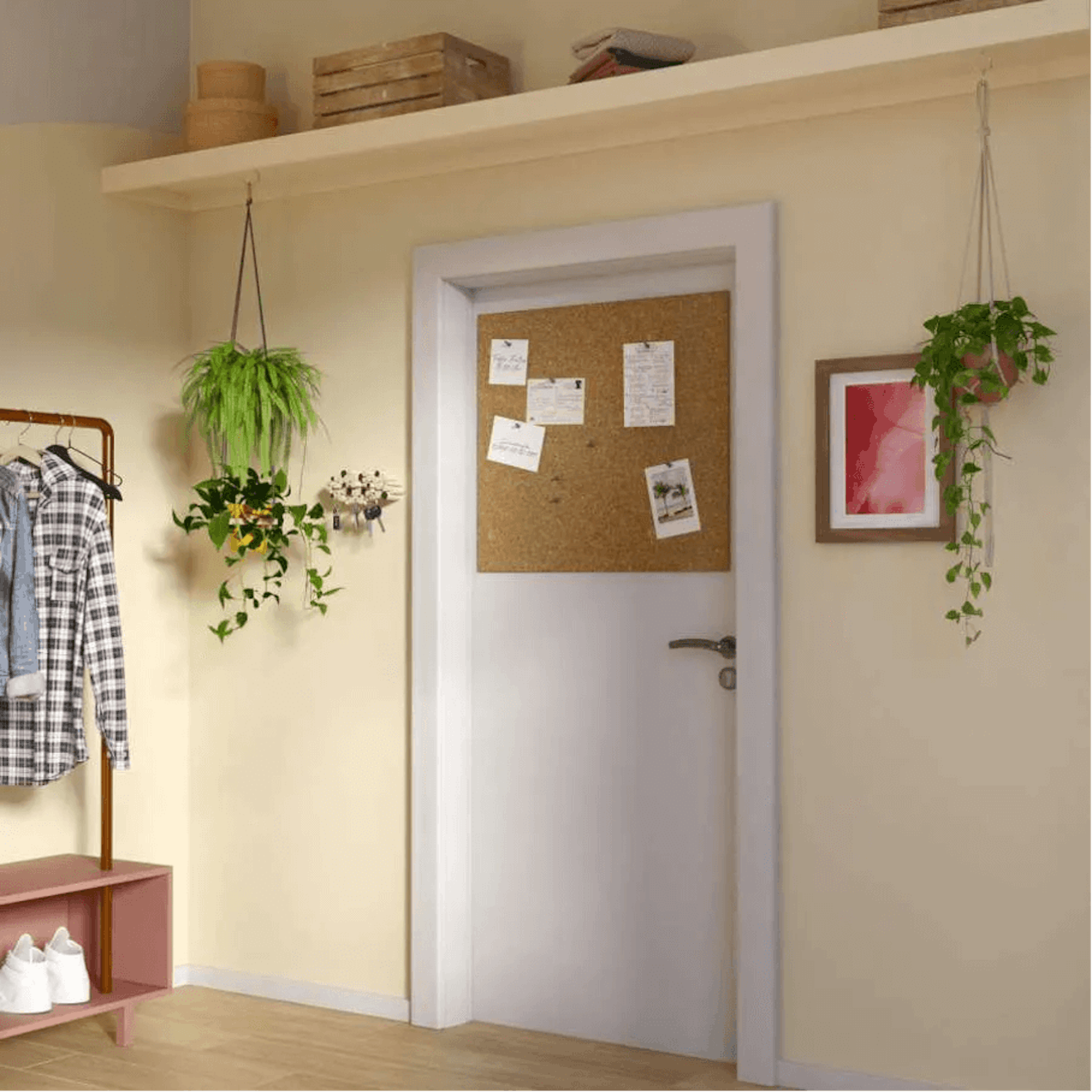 Умное использование пространства-полка над дверью.