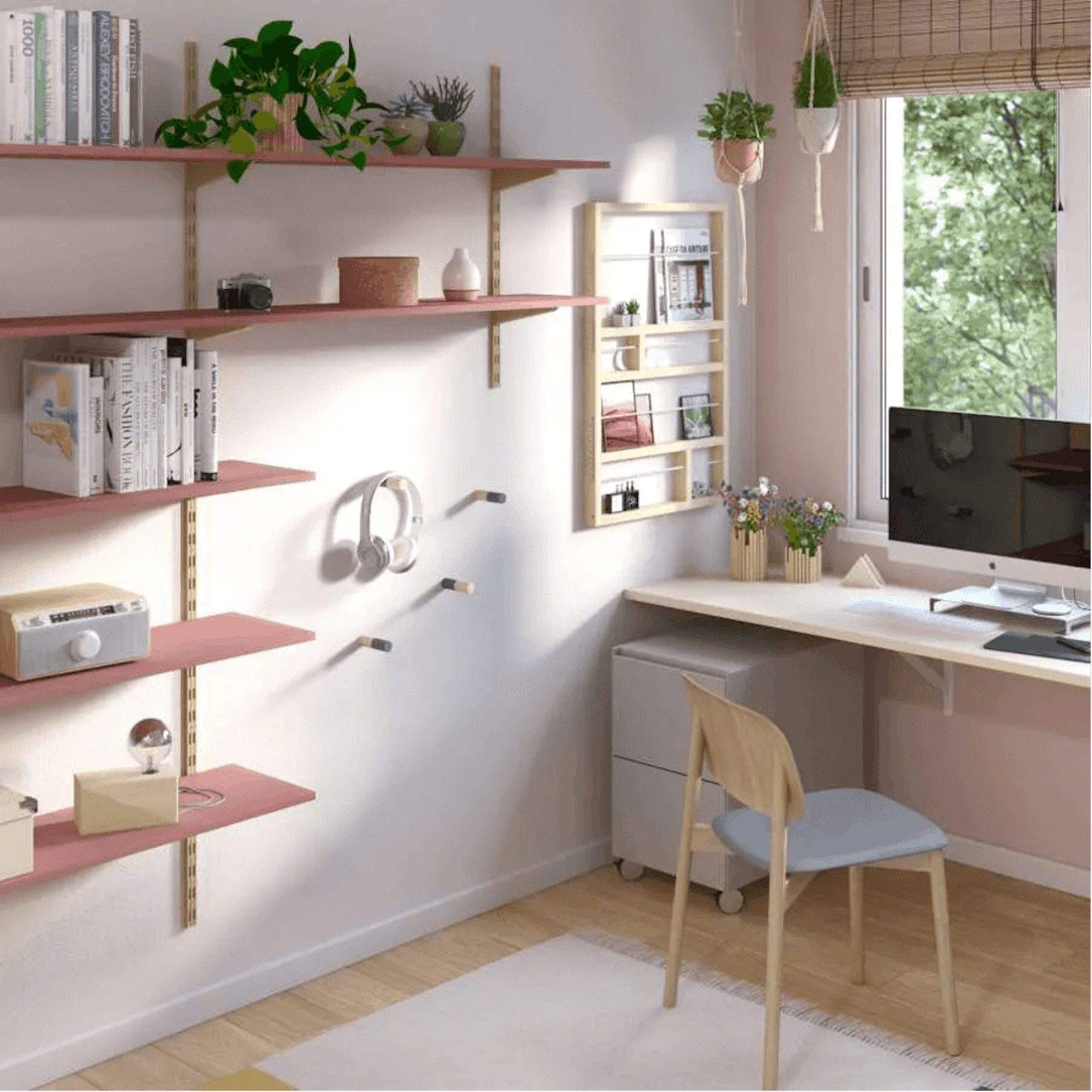 Светлая комната с полками на стене, письменным столом, компьютером, подвесными растениями и декоративными горшками.