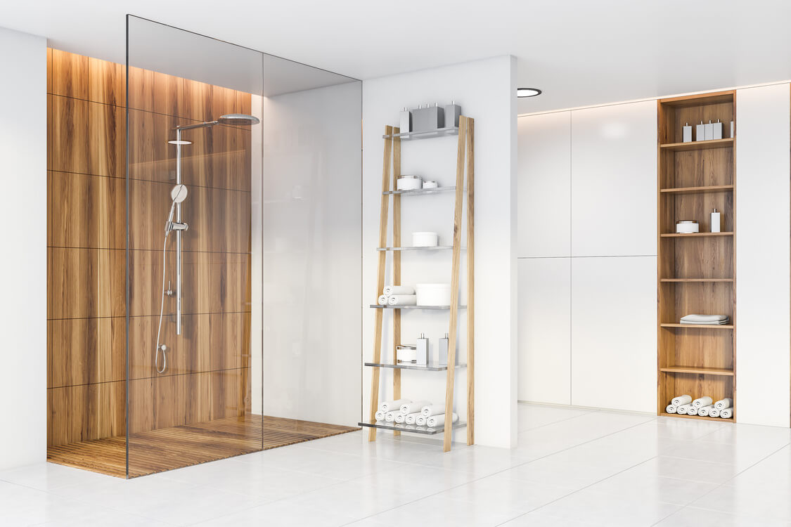 Biało-drewniana łazienka walk-in.