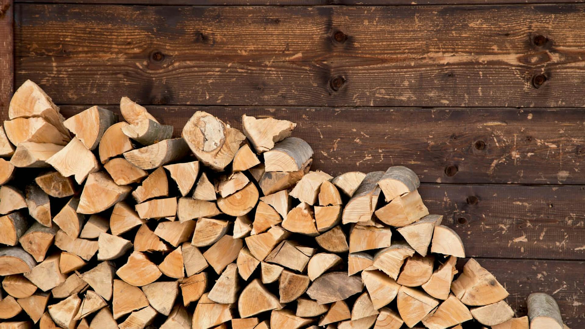 Sezonowane drewno opałowe.