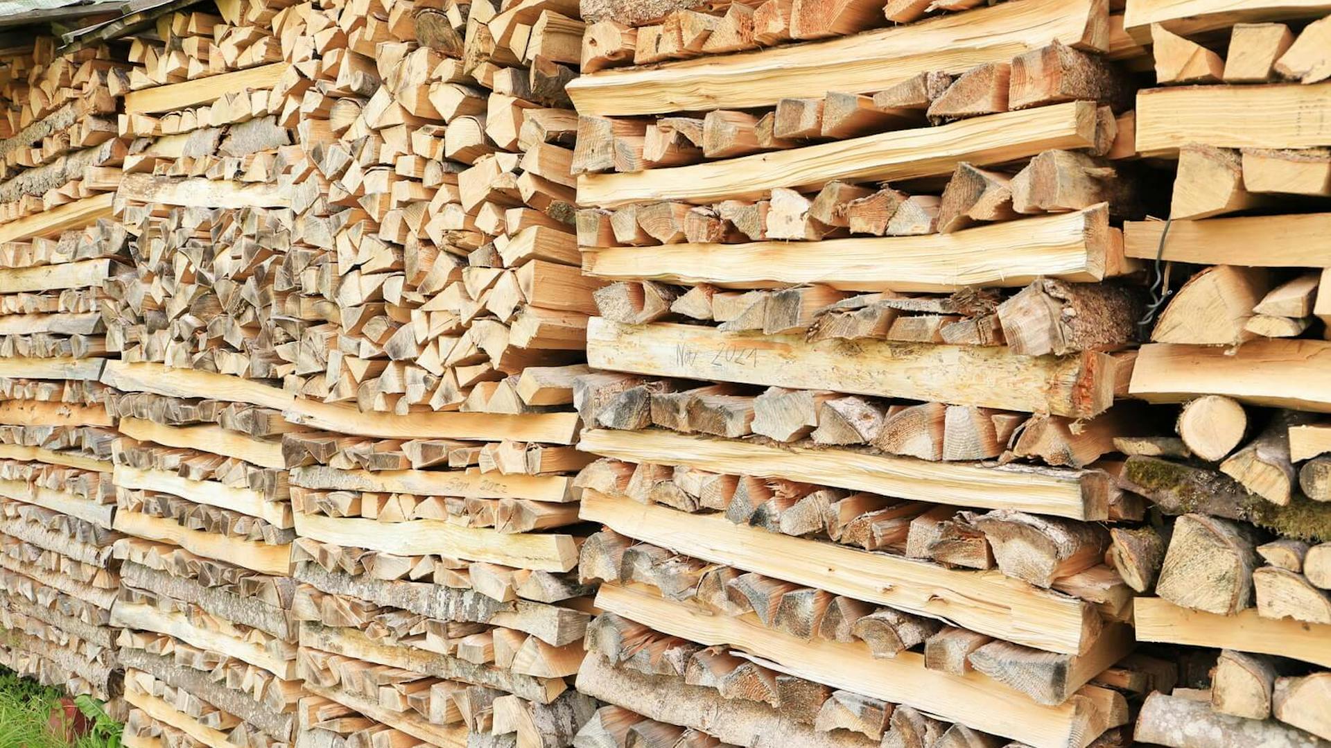 Sterty drewna opałowego.
