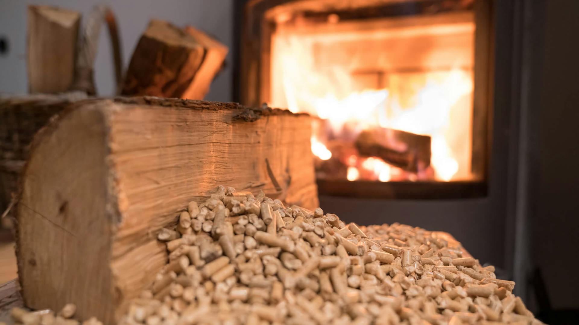 Drewno i pellet na tle kominka.