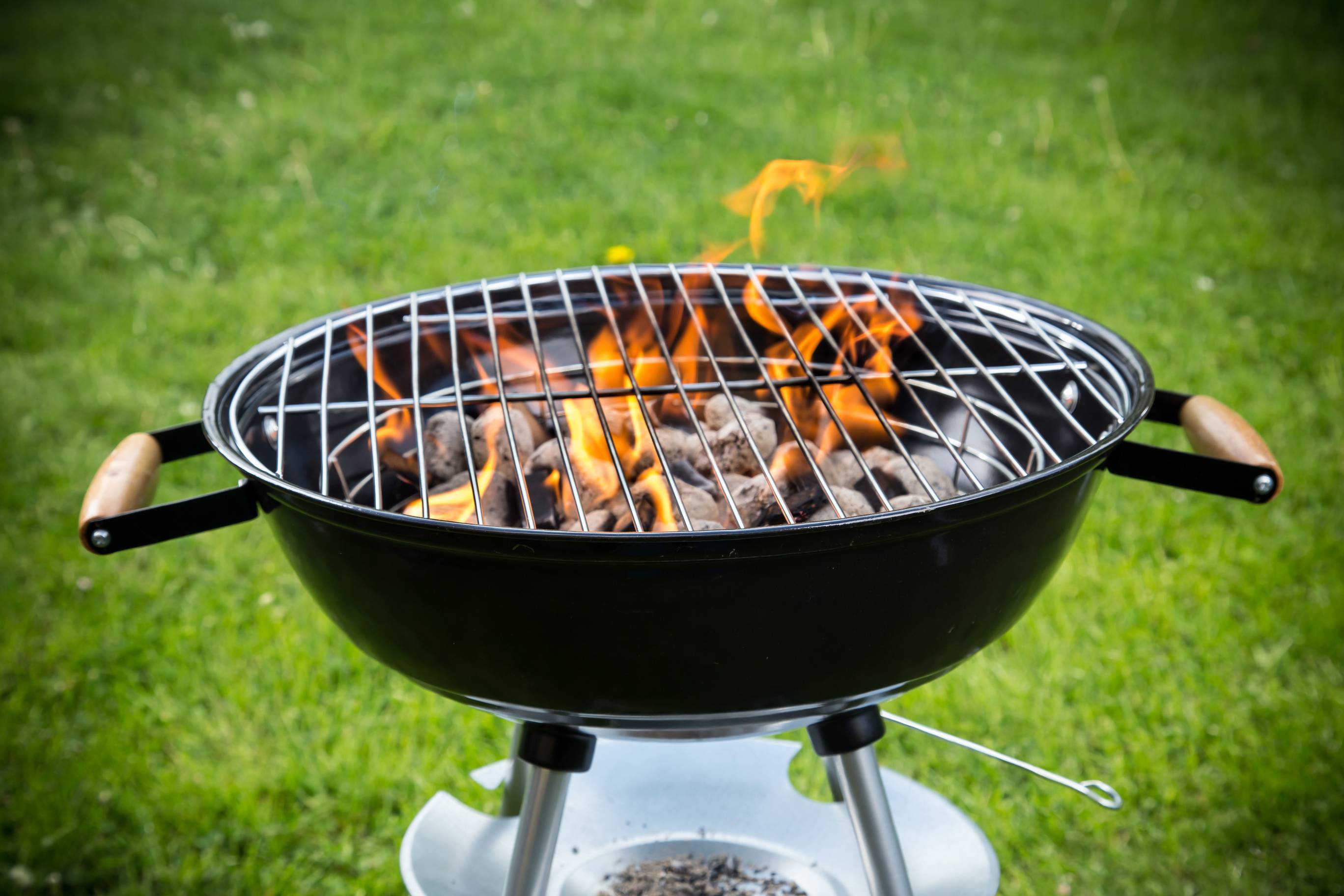 Zbliżenie na rozpalony grill węglowy