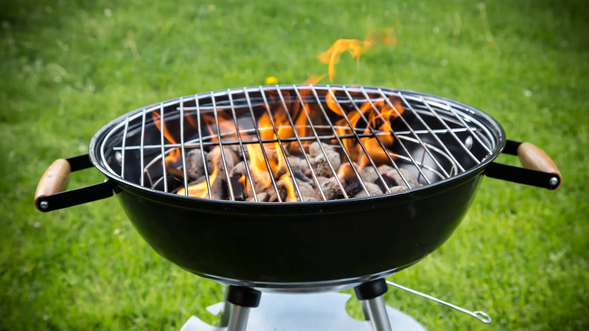 Zbliżenie na rozpalony grill węglowy