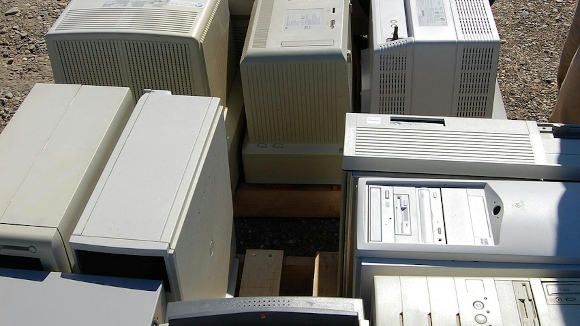 Elektrośmieci. Stare komputery, monitory, drukarki.